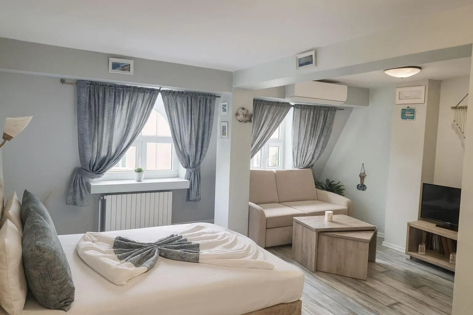 Photo of the whole room, Bed in Jeweller Hotel