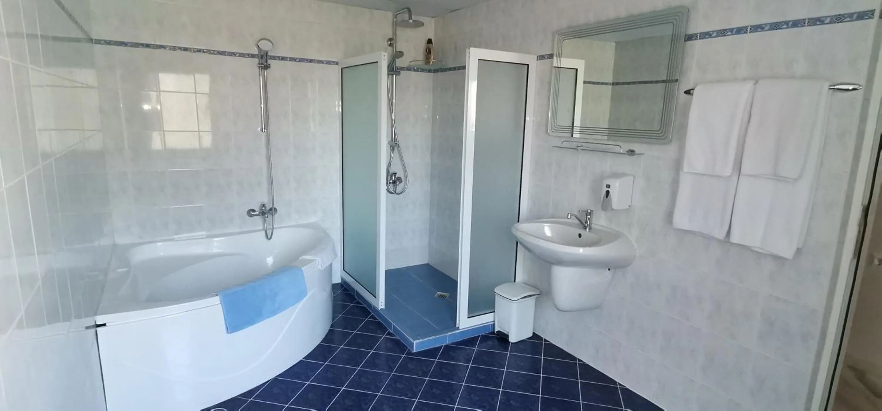 Bathroom in Jeweller Hotel