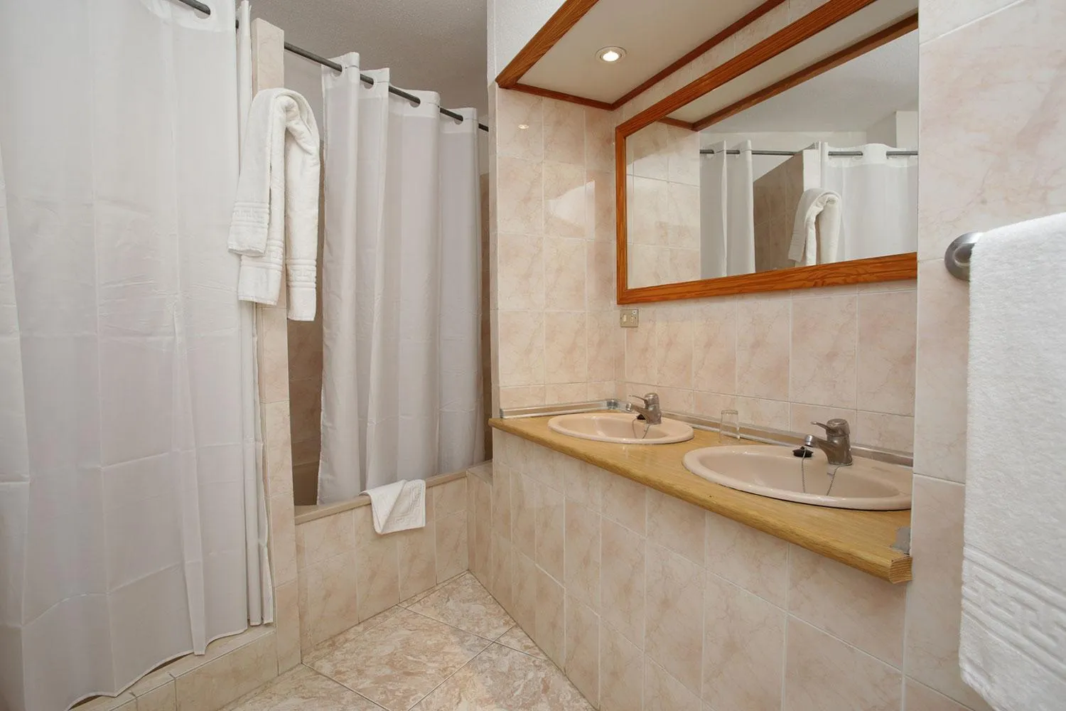 Bathroom in Checkin Bungalows Atlántida