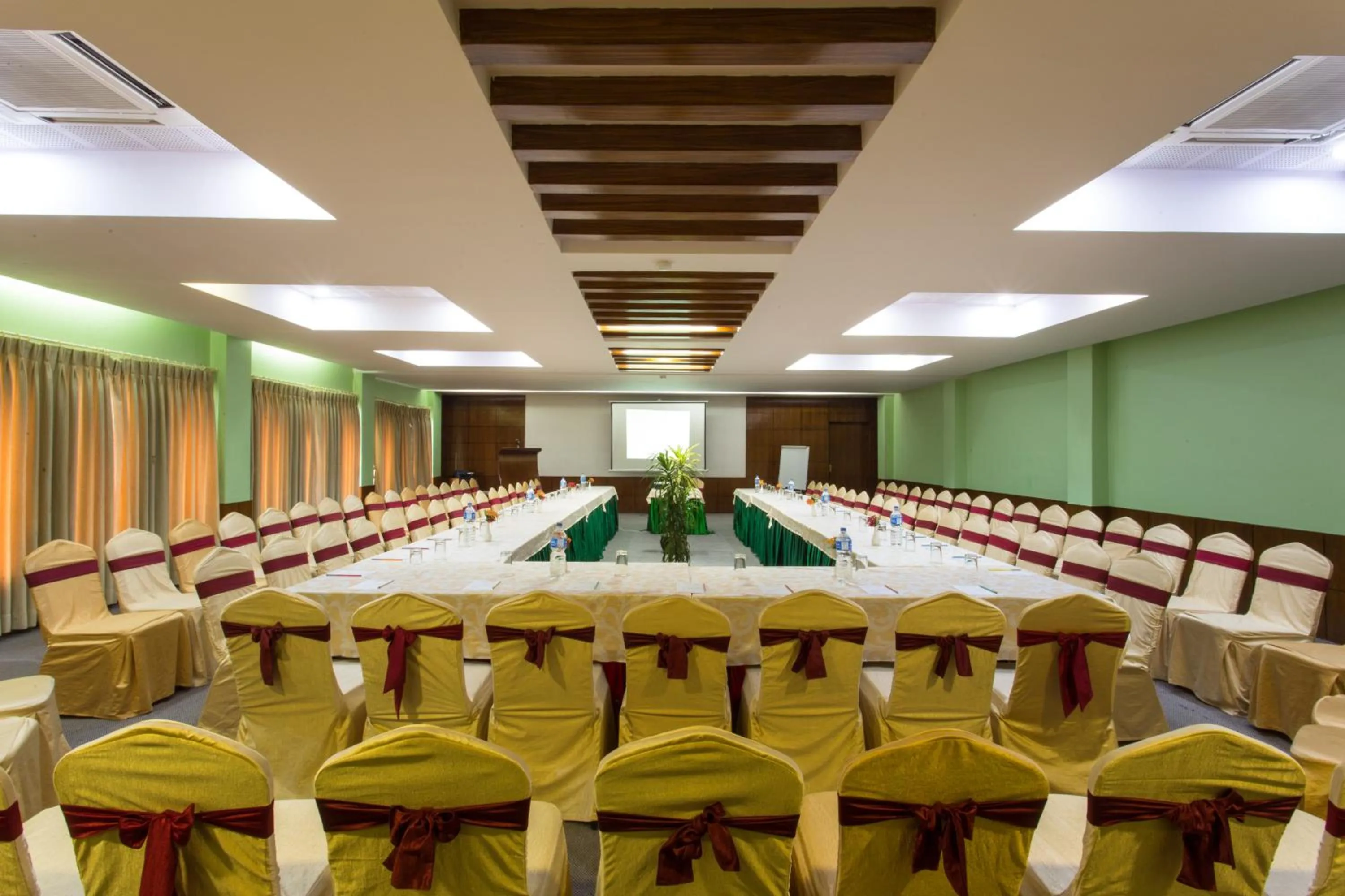 Business facilities in Landmark Forest Park