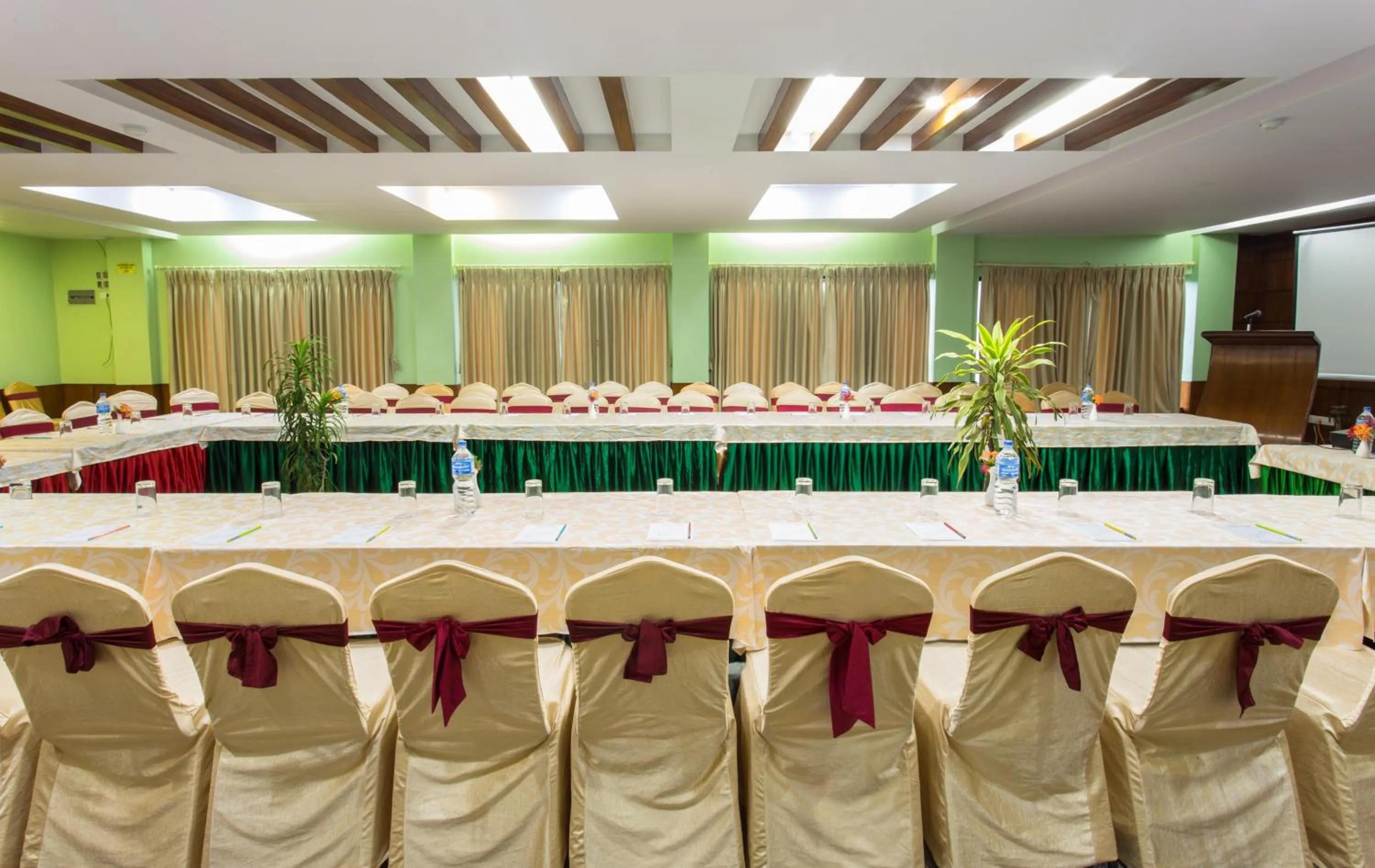 Business facilities in Landmark Forest Park