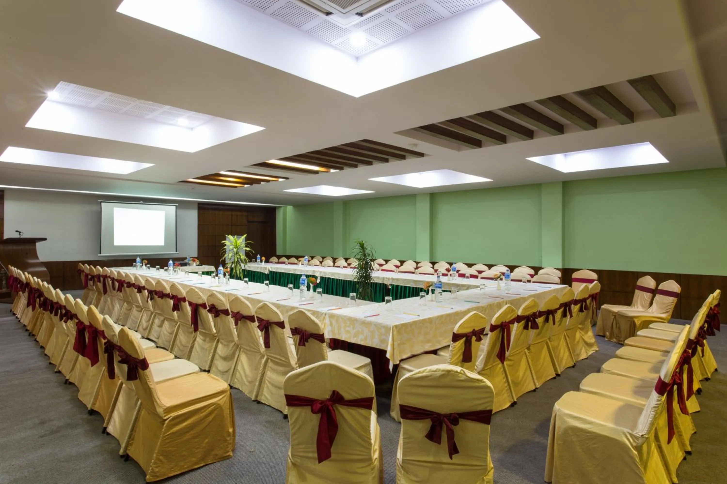 Business facilities in Landmark Forest Park
