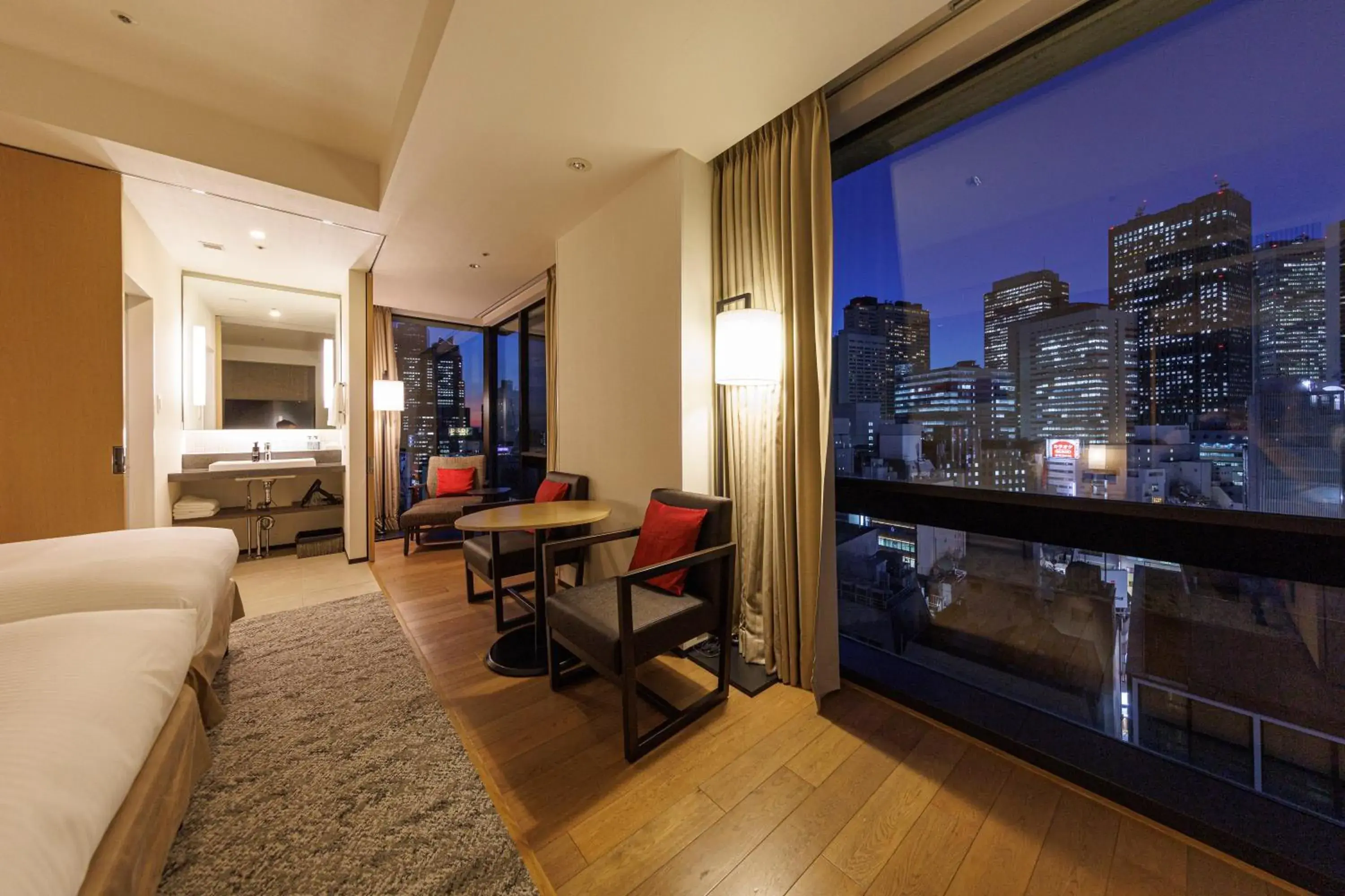 View (from property/room), Bed in JR Kyushu Hotel Blossom Shinjuku View (from property/room), Bed in JR Kyushu Hotel Blossom Shinjuku