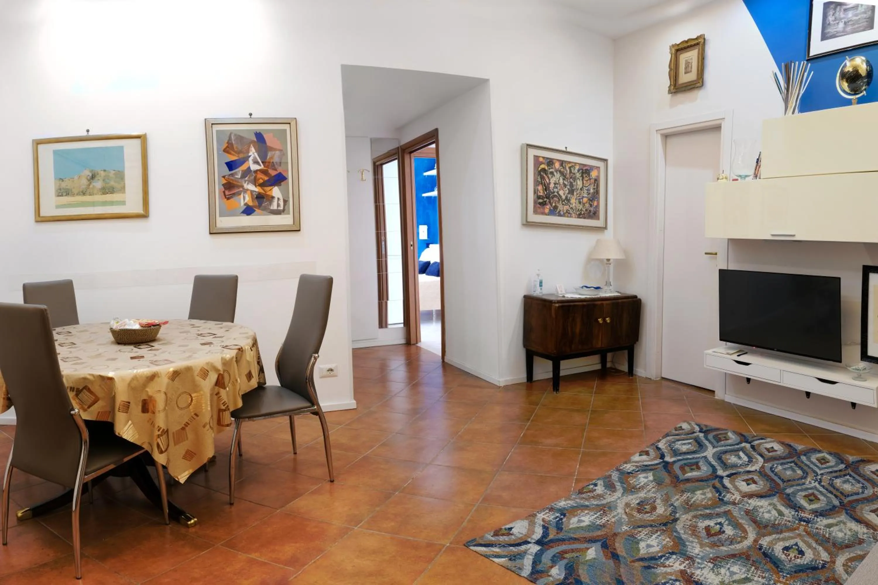 Communal lounge/ TV room in Domus Chiara al Colosseo