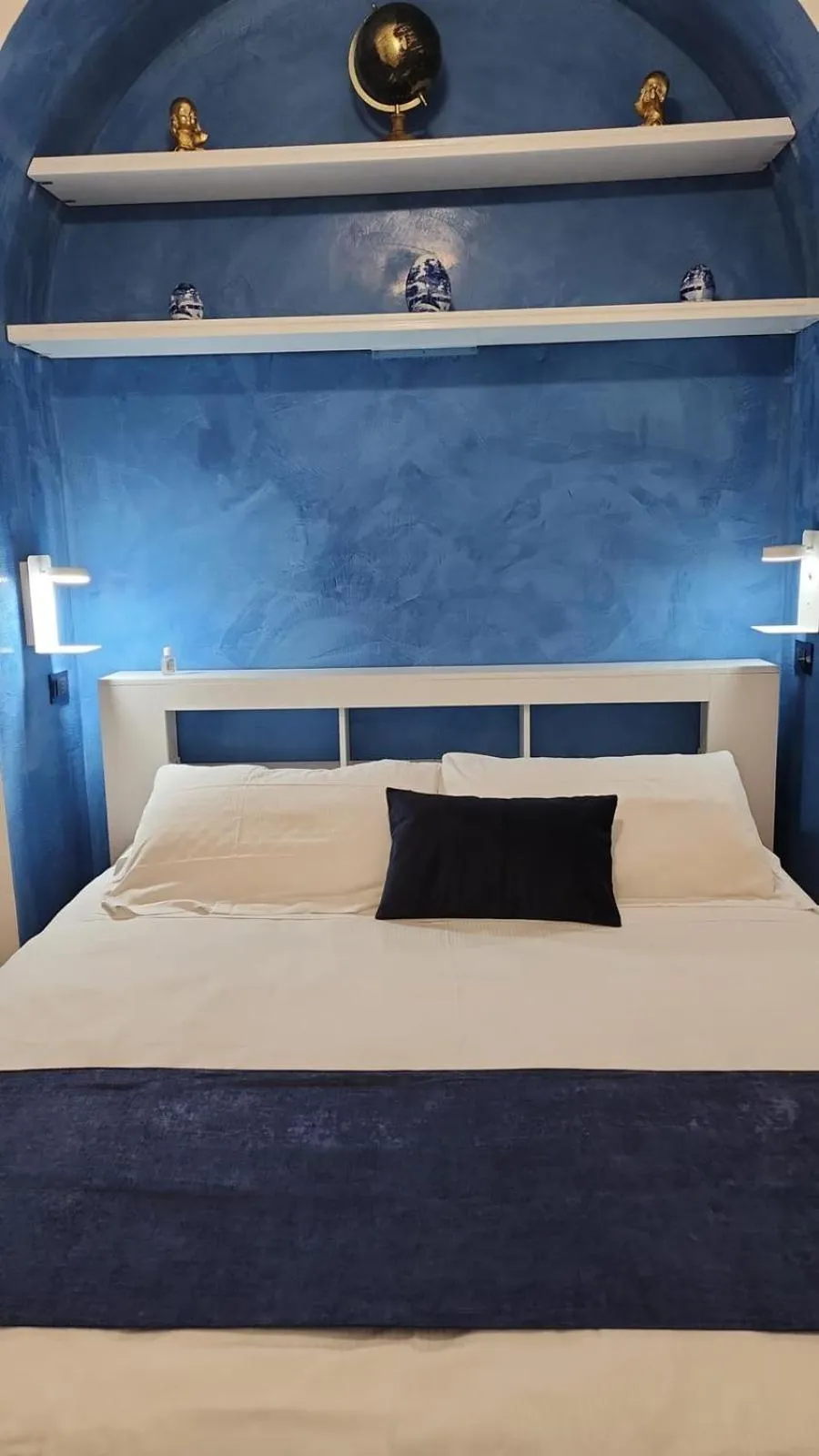 Bed in Domus Chiara al Colosseo