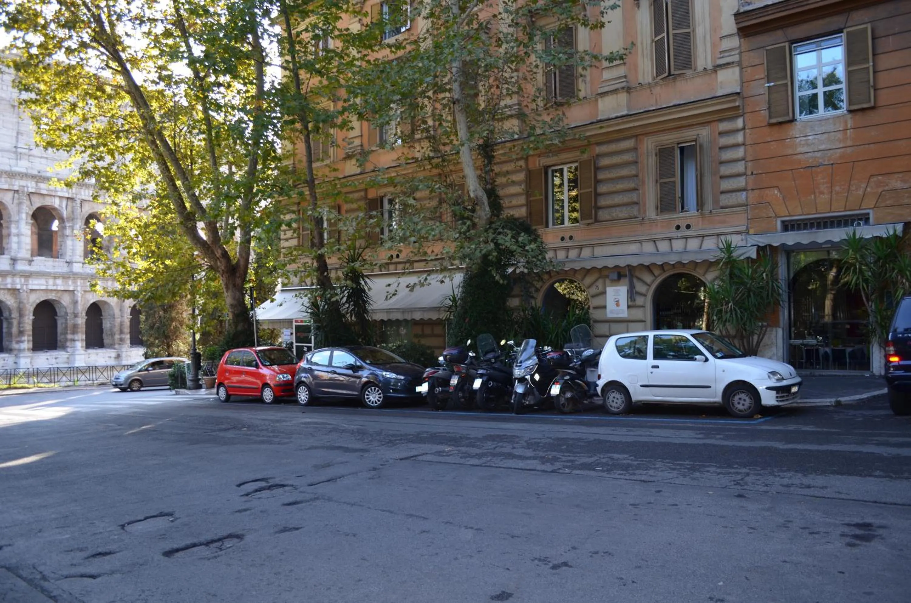 Restaurant/places to eat in Domus Chiara al Colosseo