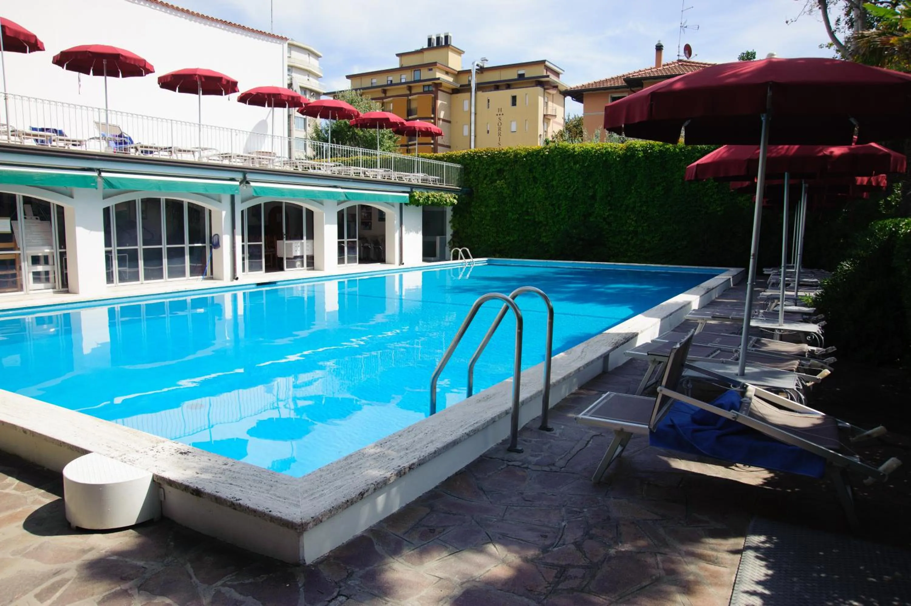 Pool view in Hotel Nautic B&B