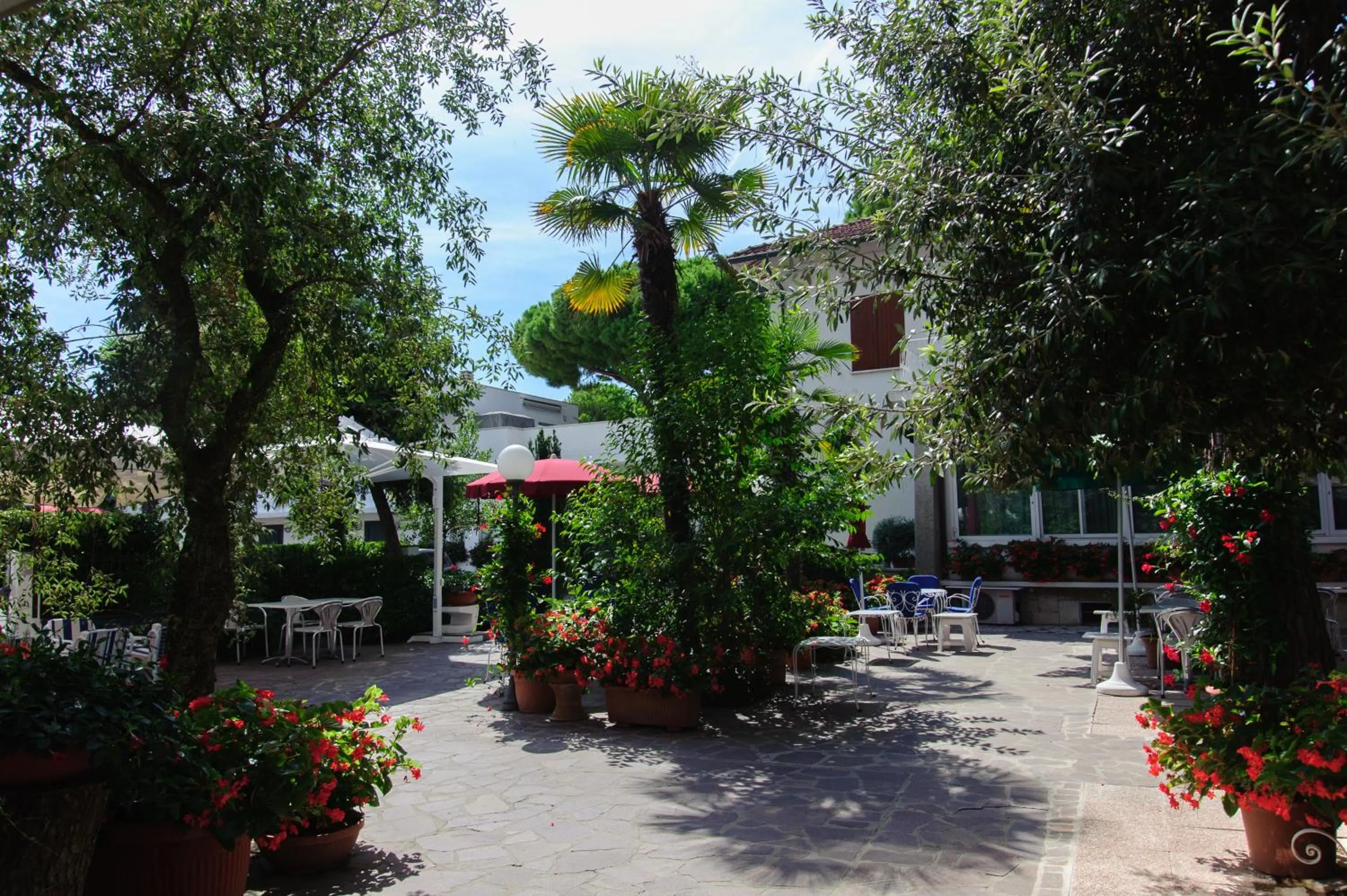 Garden view in Hotel Nautic B&B