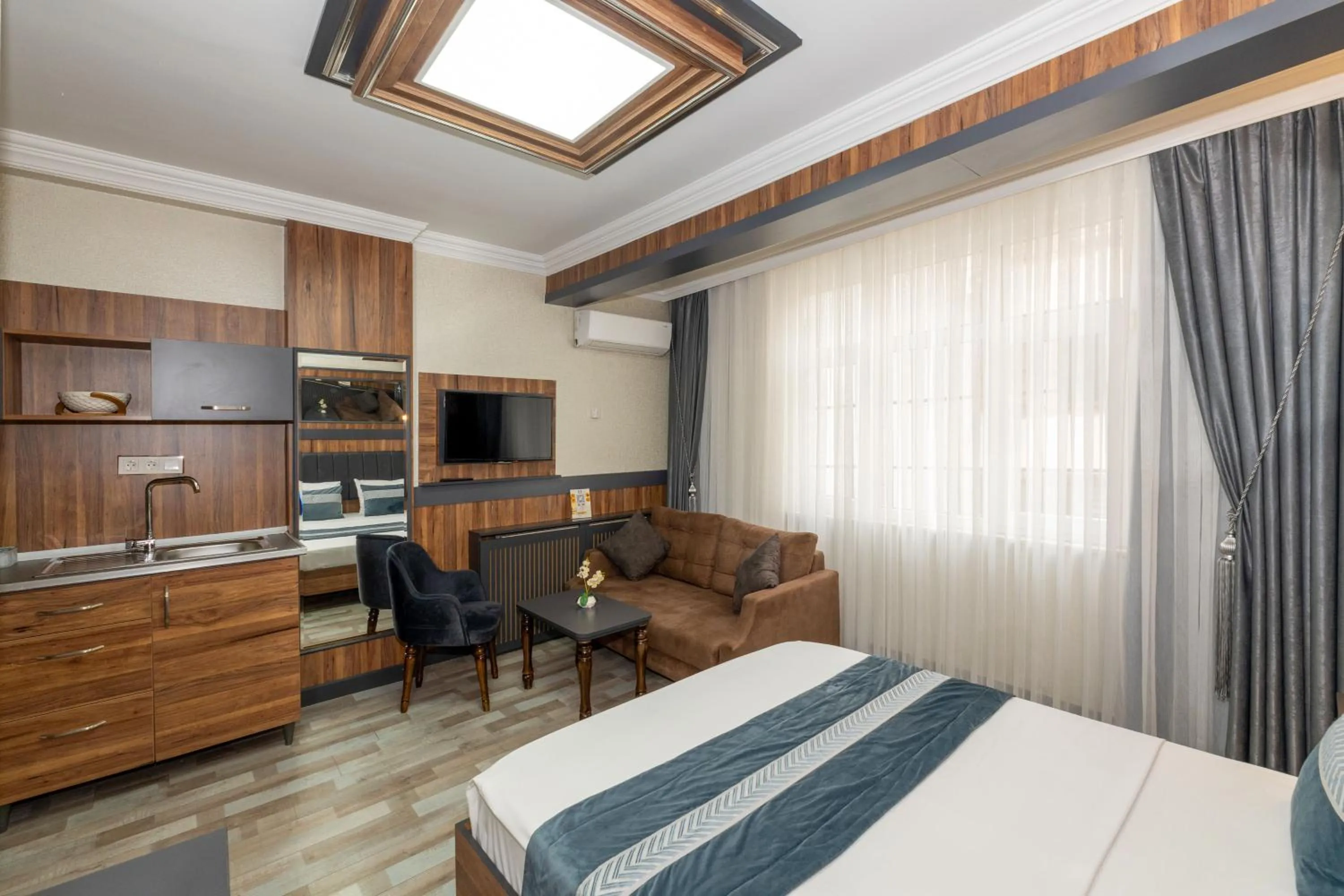 Communal lounge/ TV room, Bed in La Serena Taxim Hotel