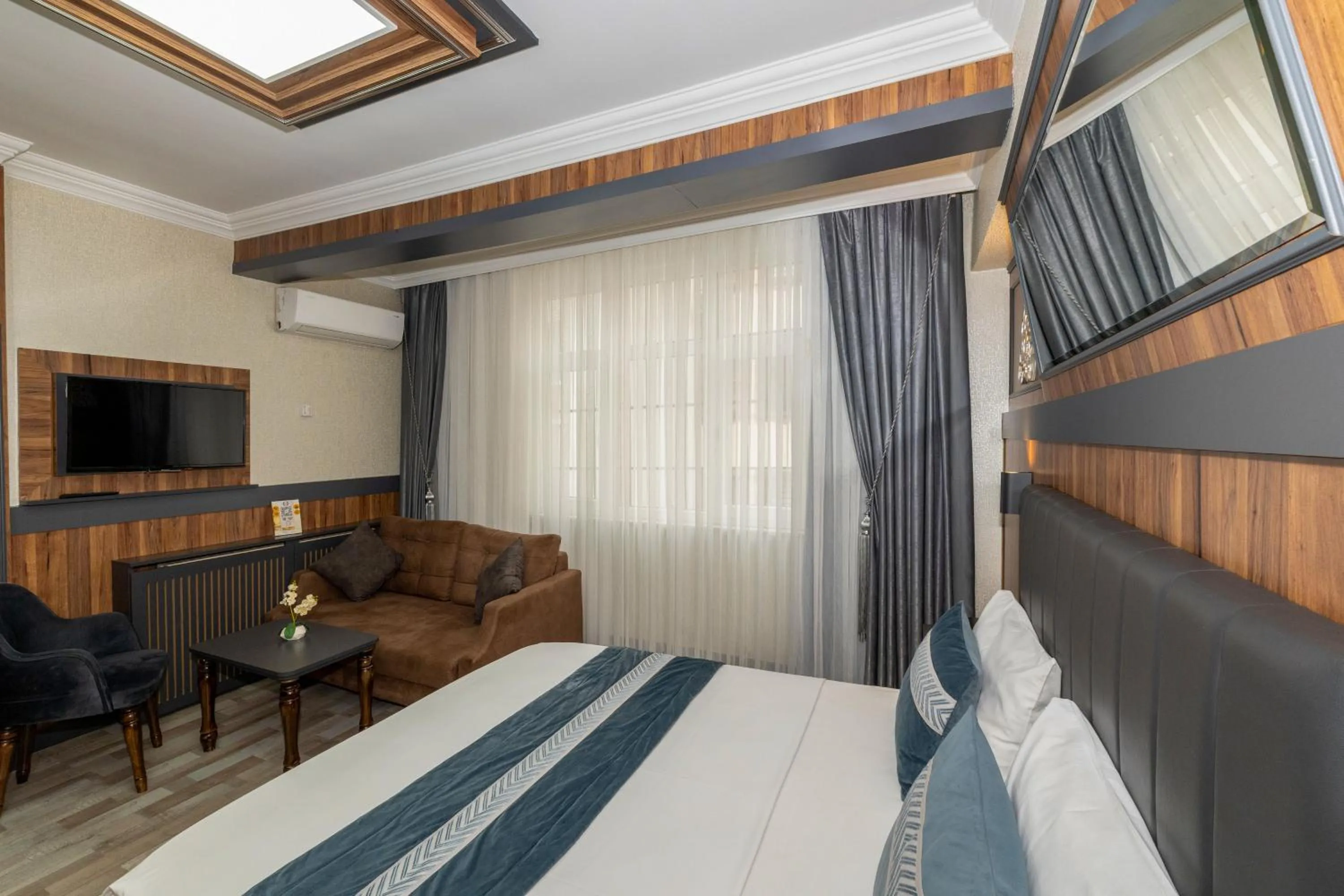 Communal lounge/ TV room, Bed in La Serena Taxim Hotel