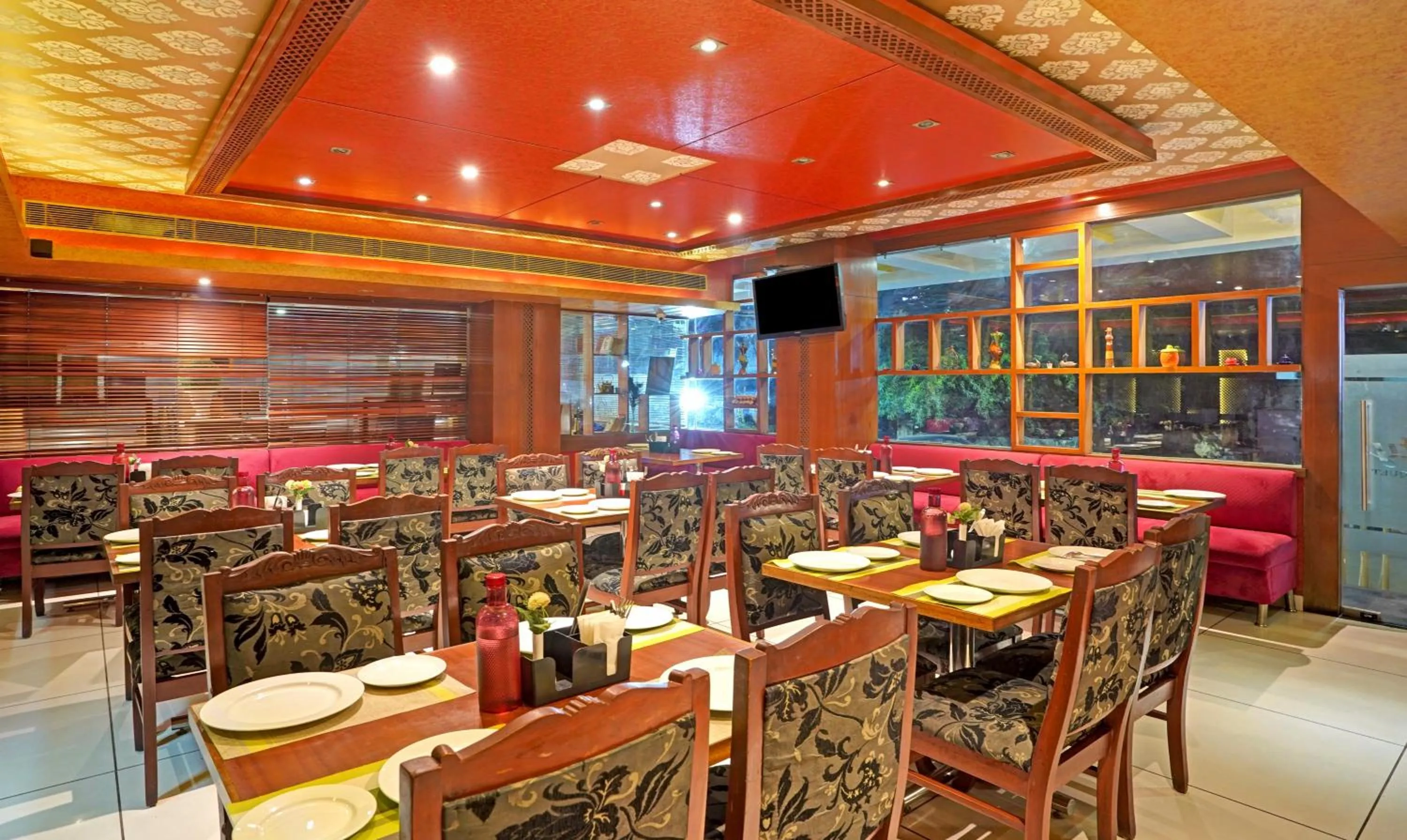 Restaurant/places to eat in Treebo Royal Cm - City Center