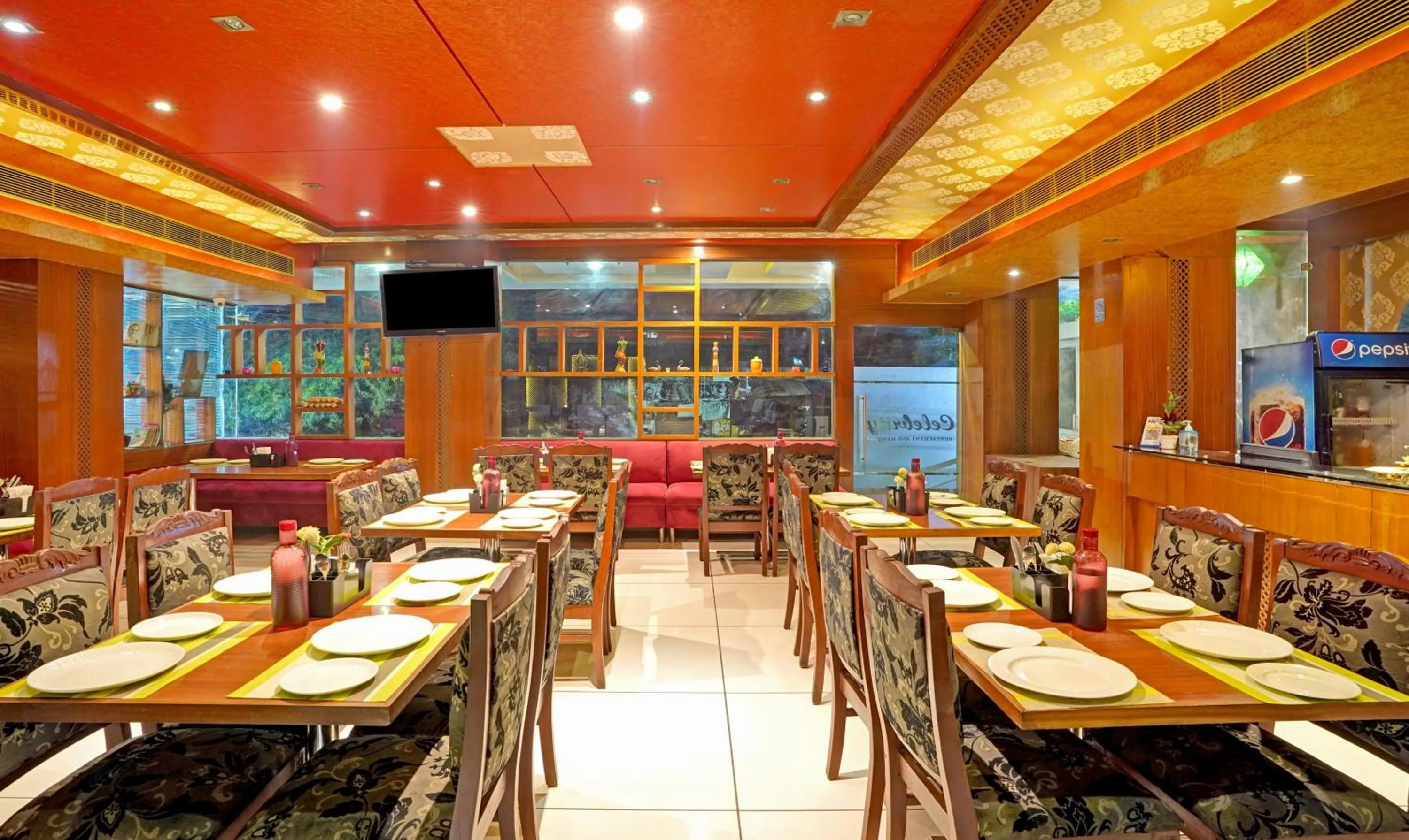 Restaurant/places to eat in Treebo Royal Cm - City Center