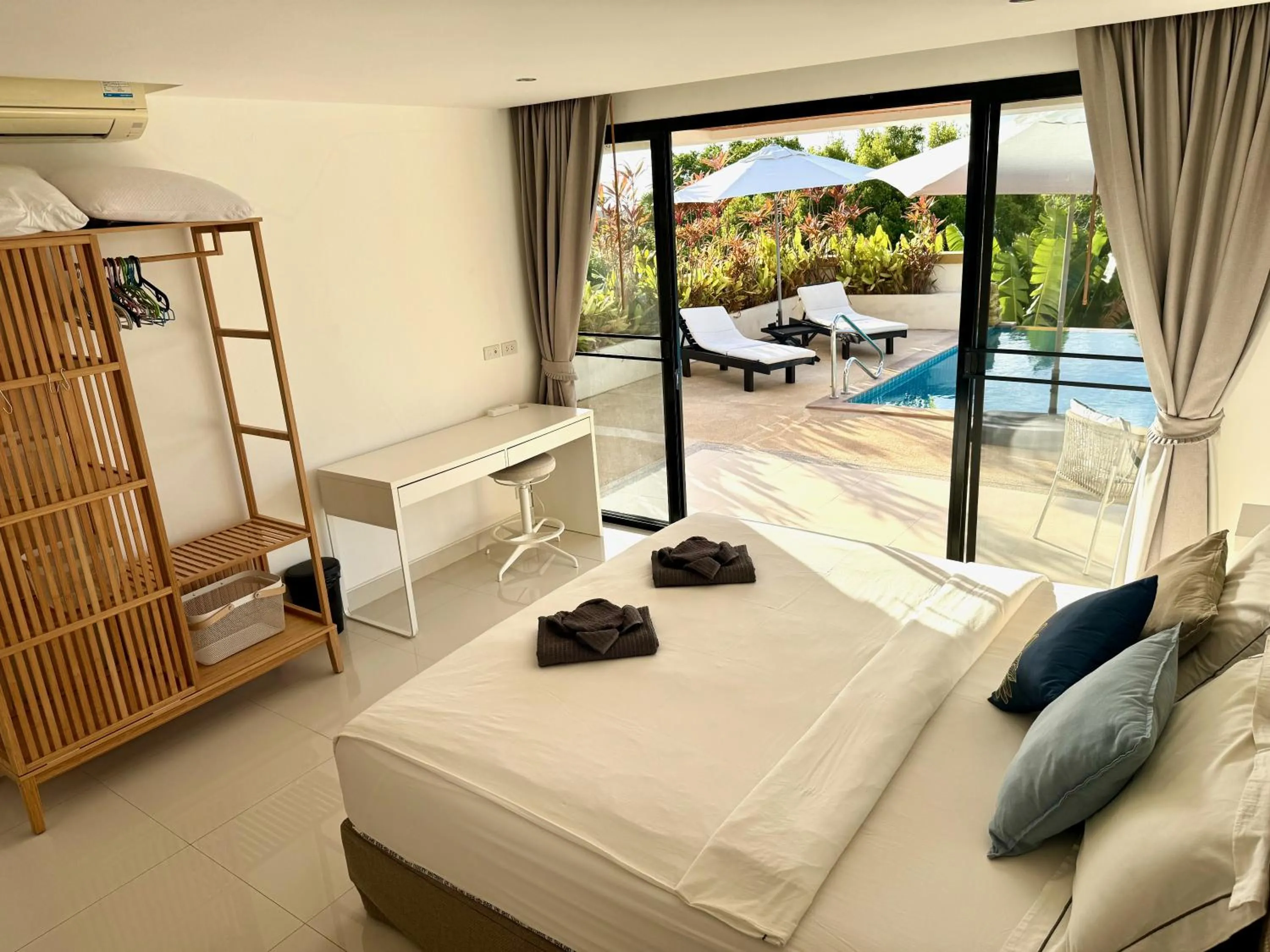 Bed in The Carma - stylish and luxury sea view pool villa