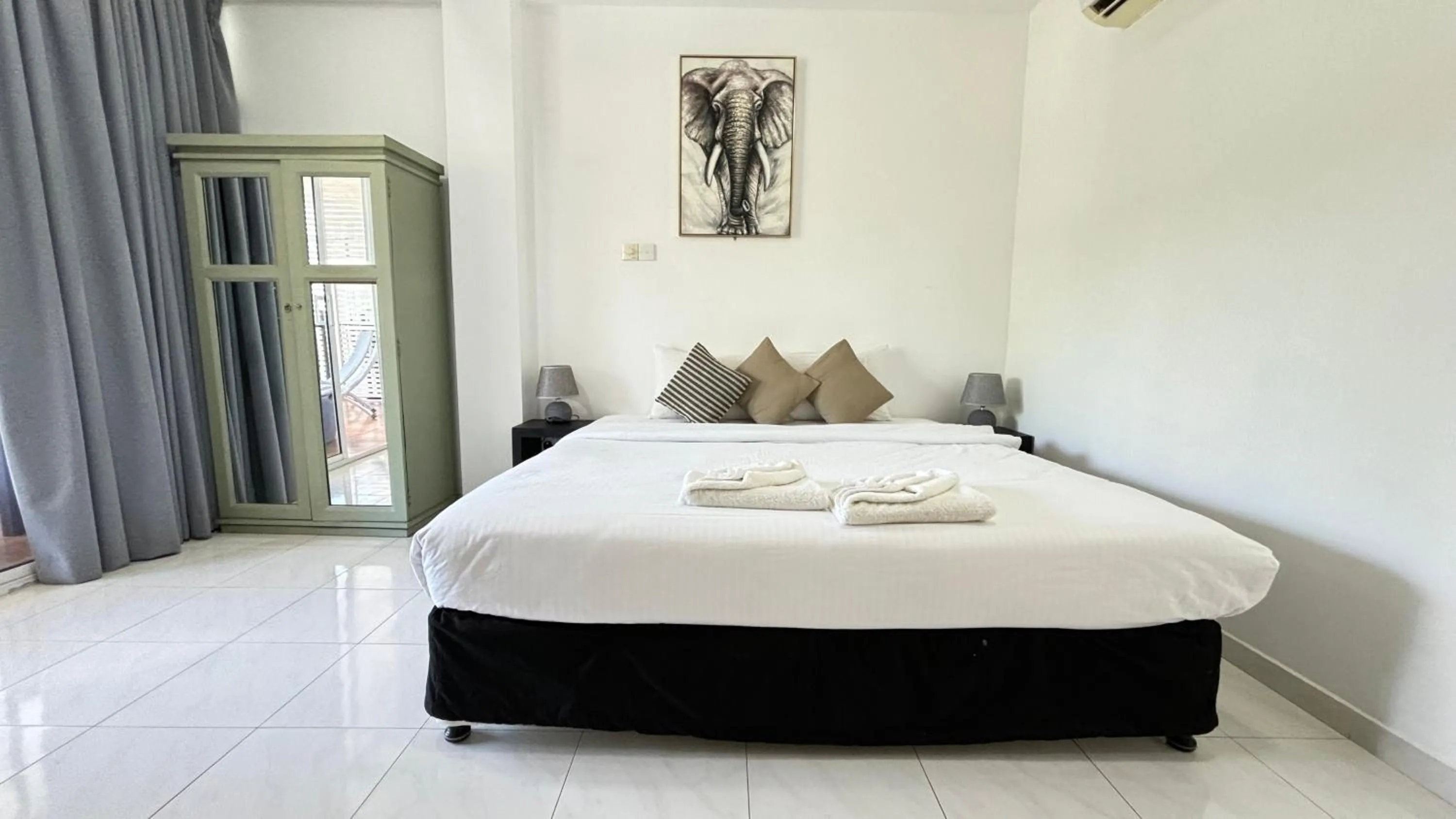 Bed in Chill Hill Hikkaduwa