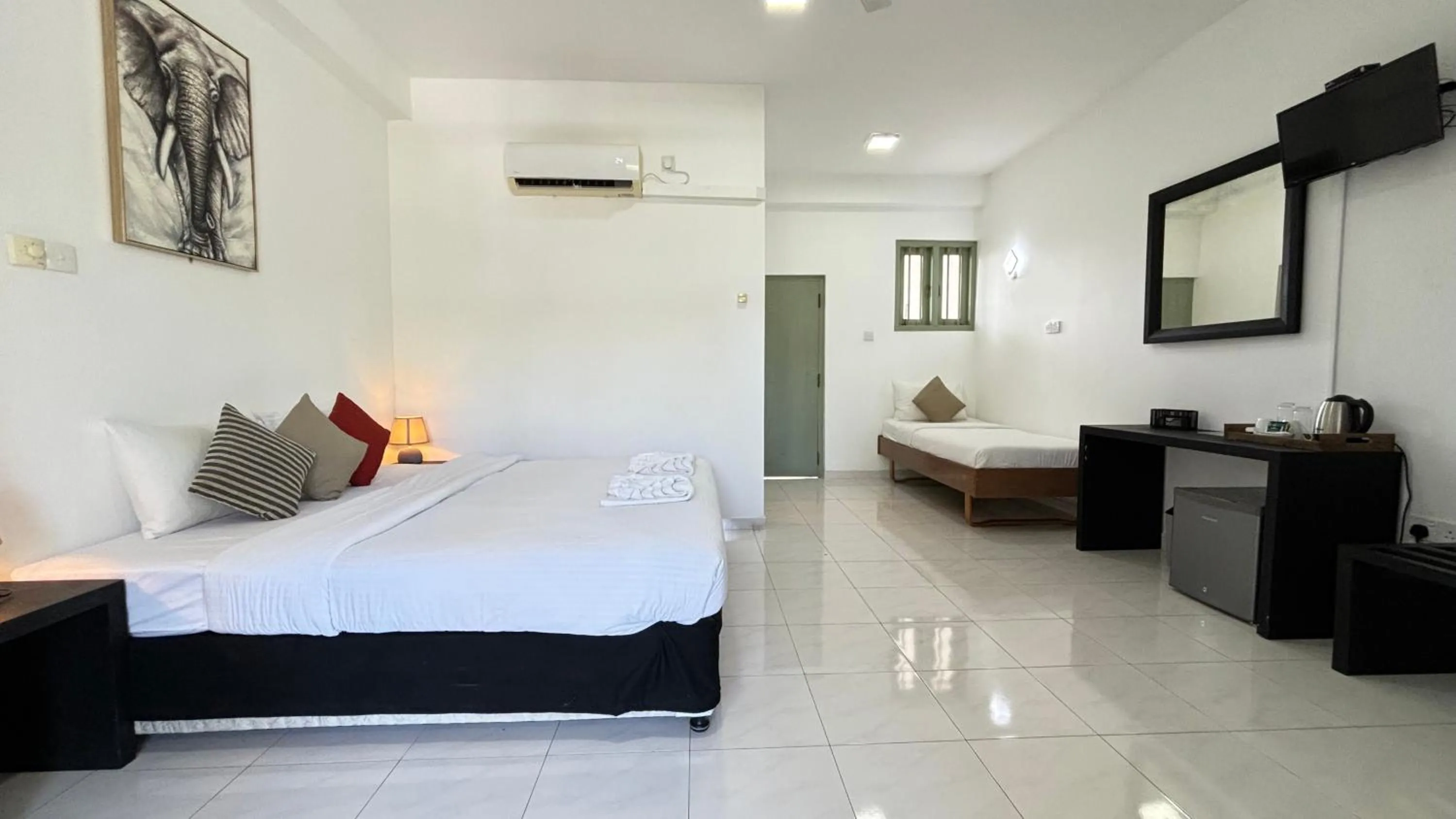 Bed in Chill Hill Hikkaduwa