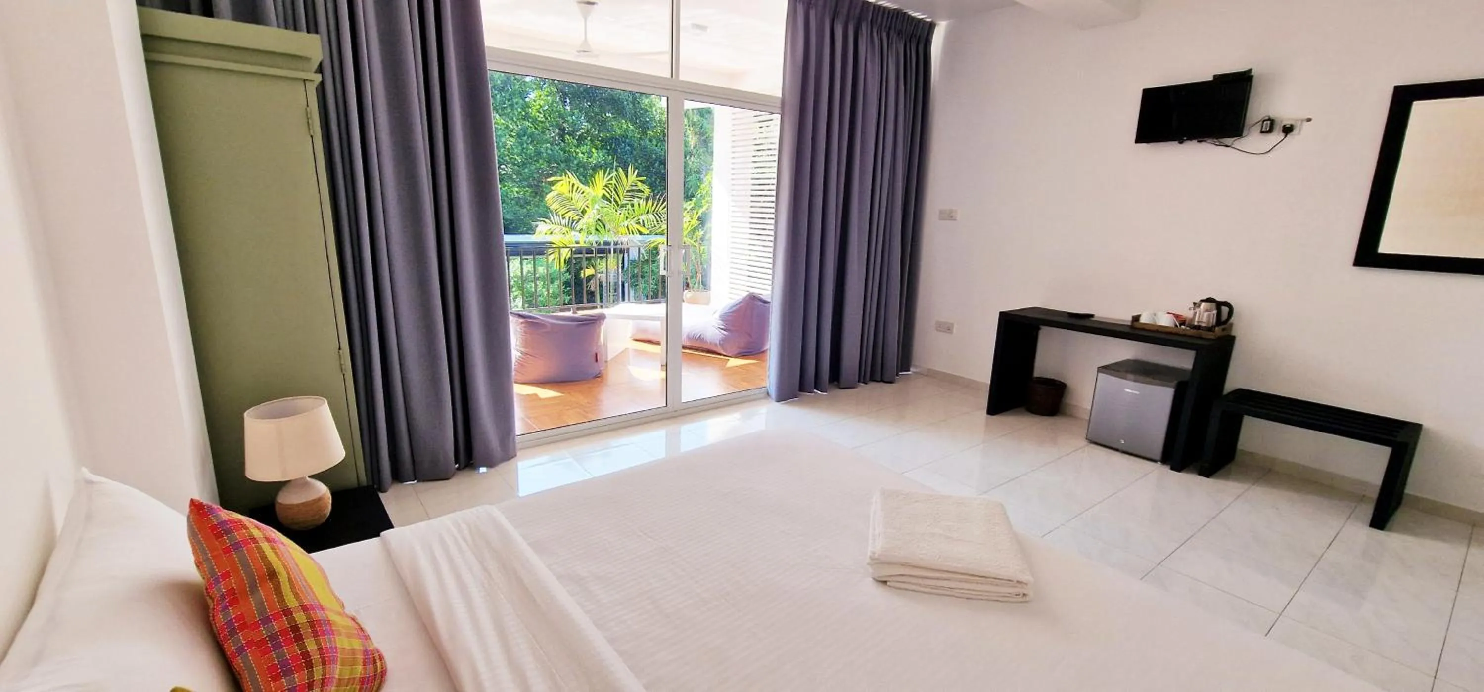 Bed in Chill Hill Hikkaduwa