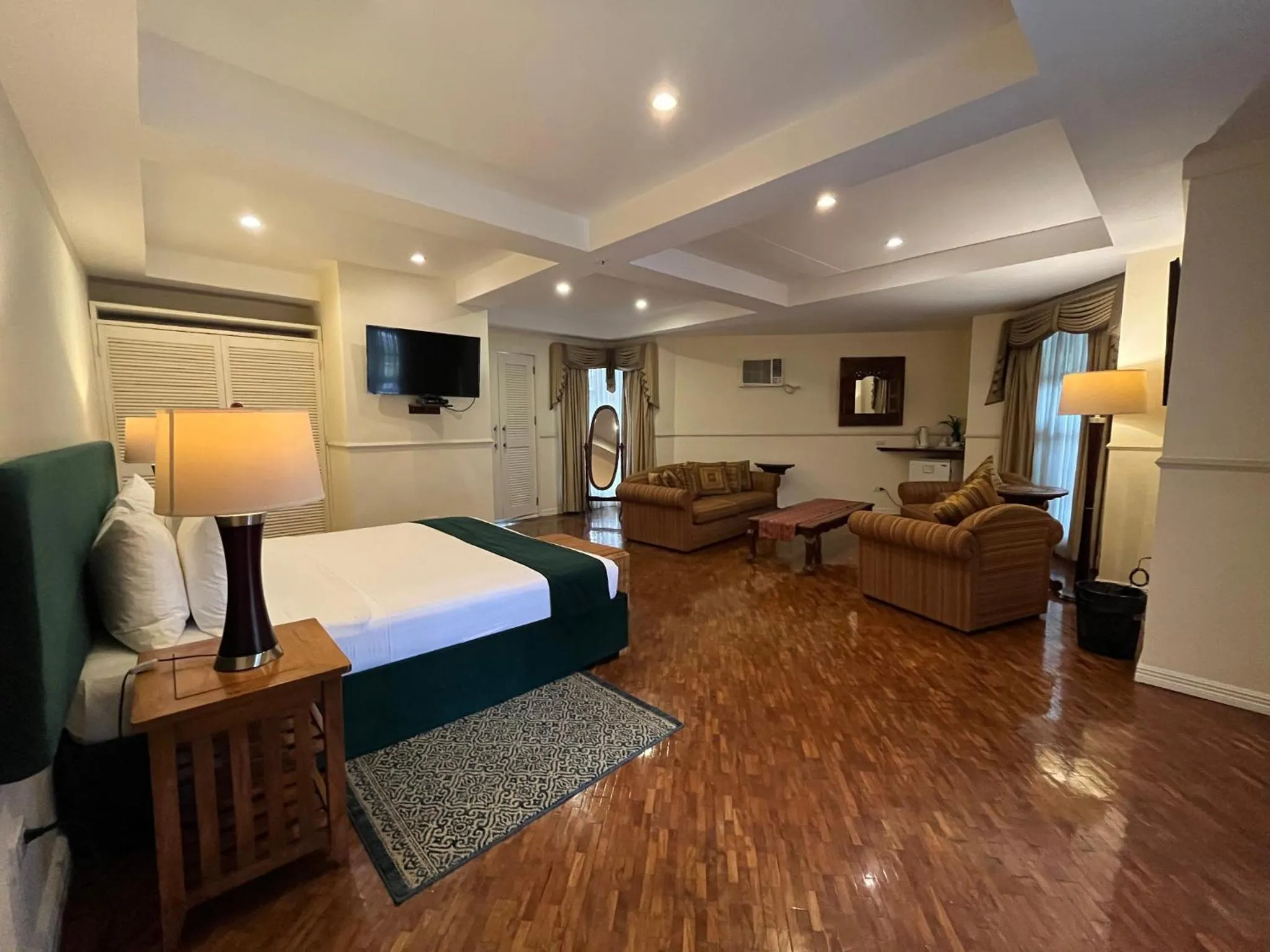 Photo of the whole room, Bed in Coco Grande Hotel