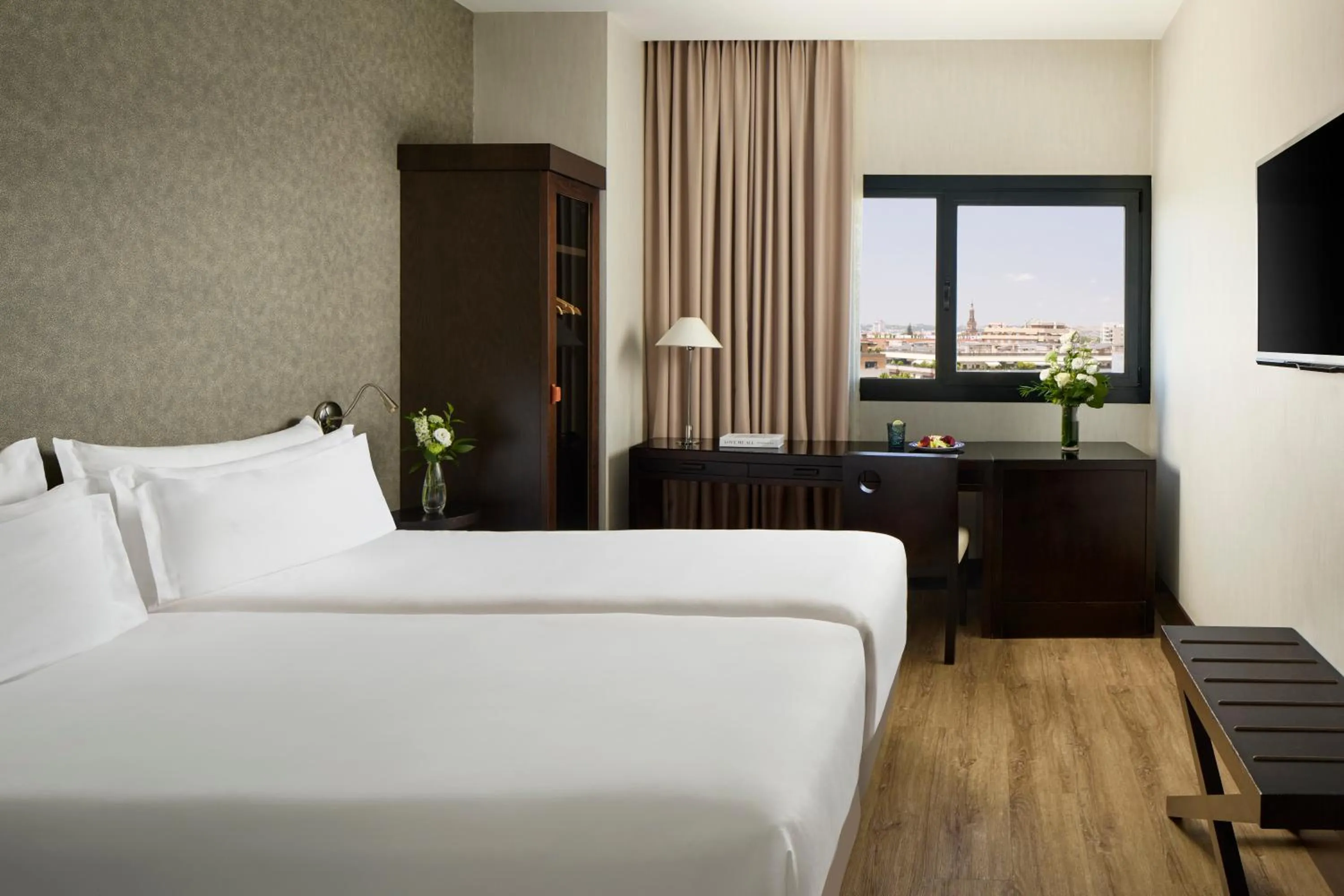 Photo of the whole room, Bed in NH Collection Sevilla