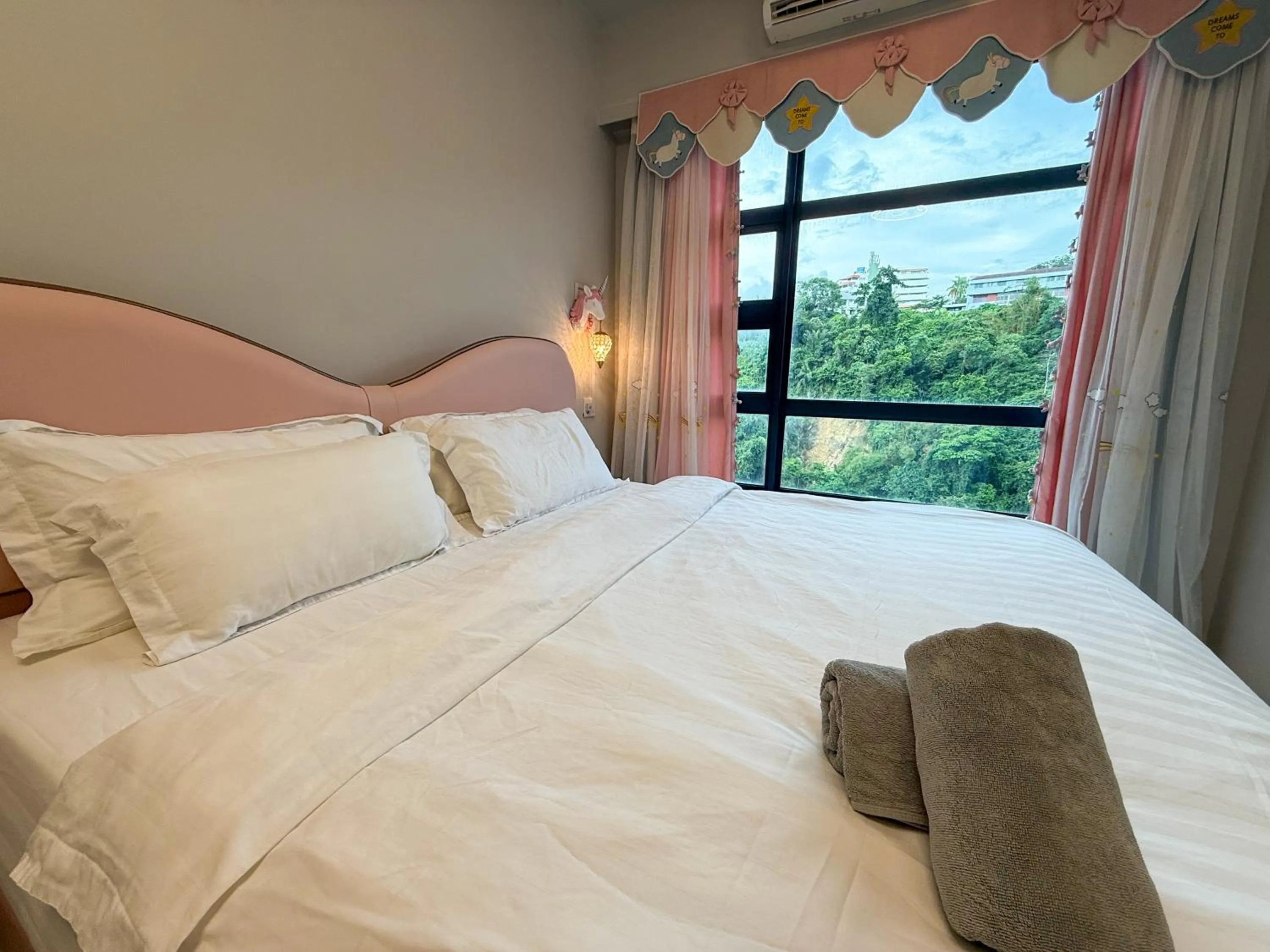 Bed in TF Sunset Ocean View Homestay - Jesselton Quay