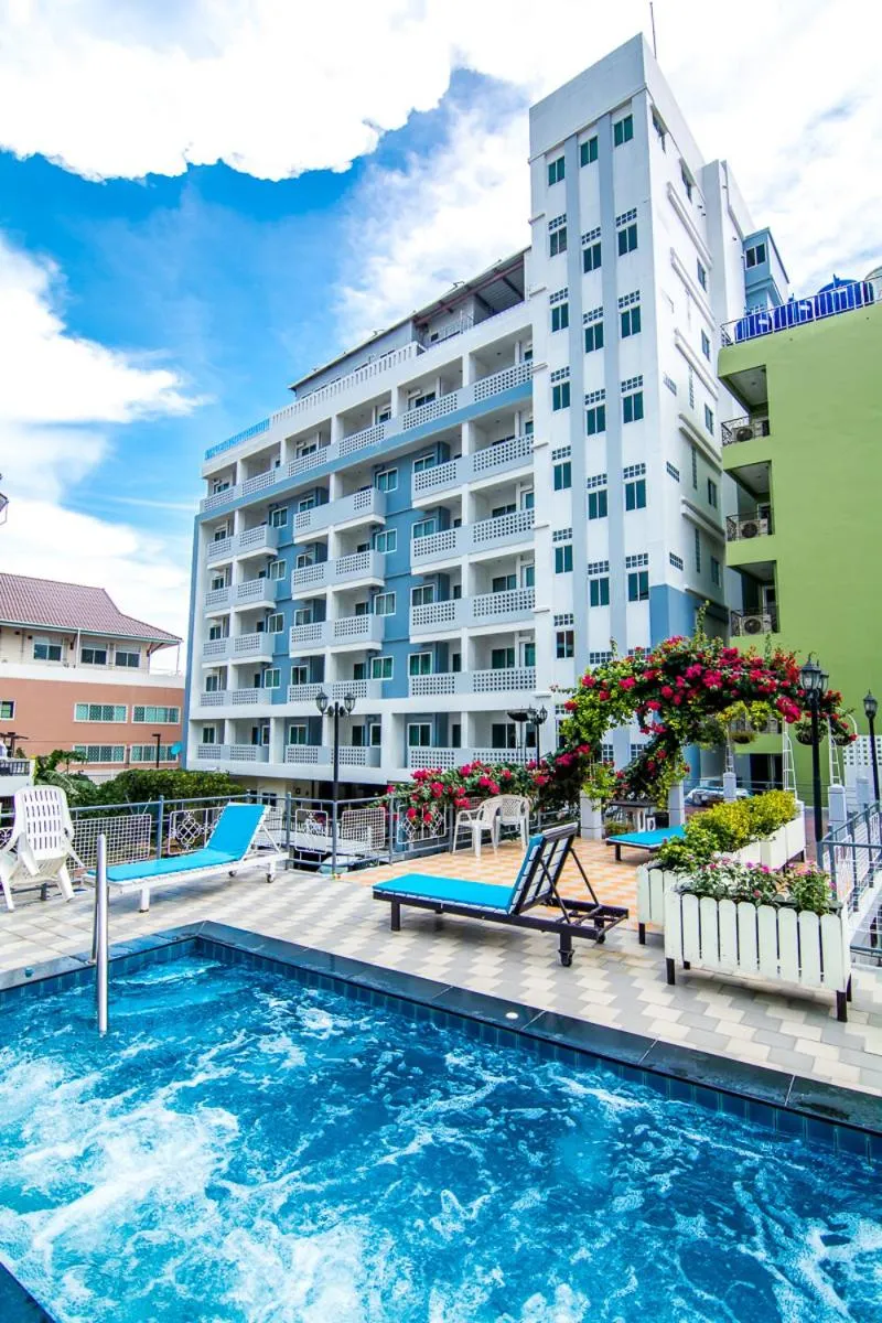 Swimming pool in Sutus Court 7