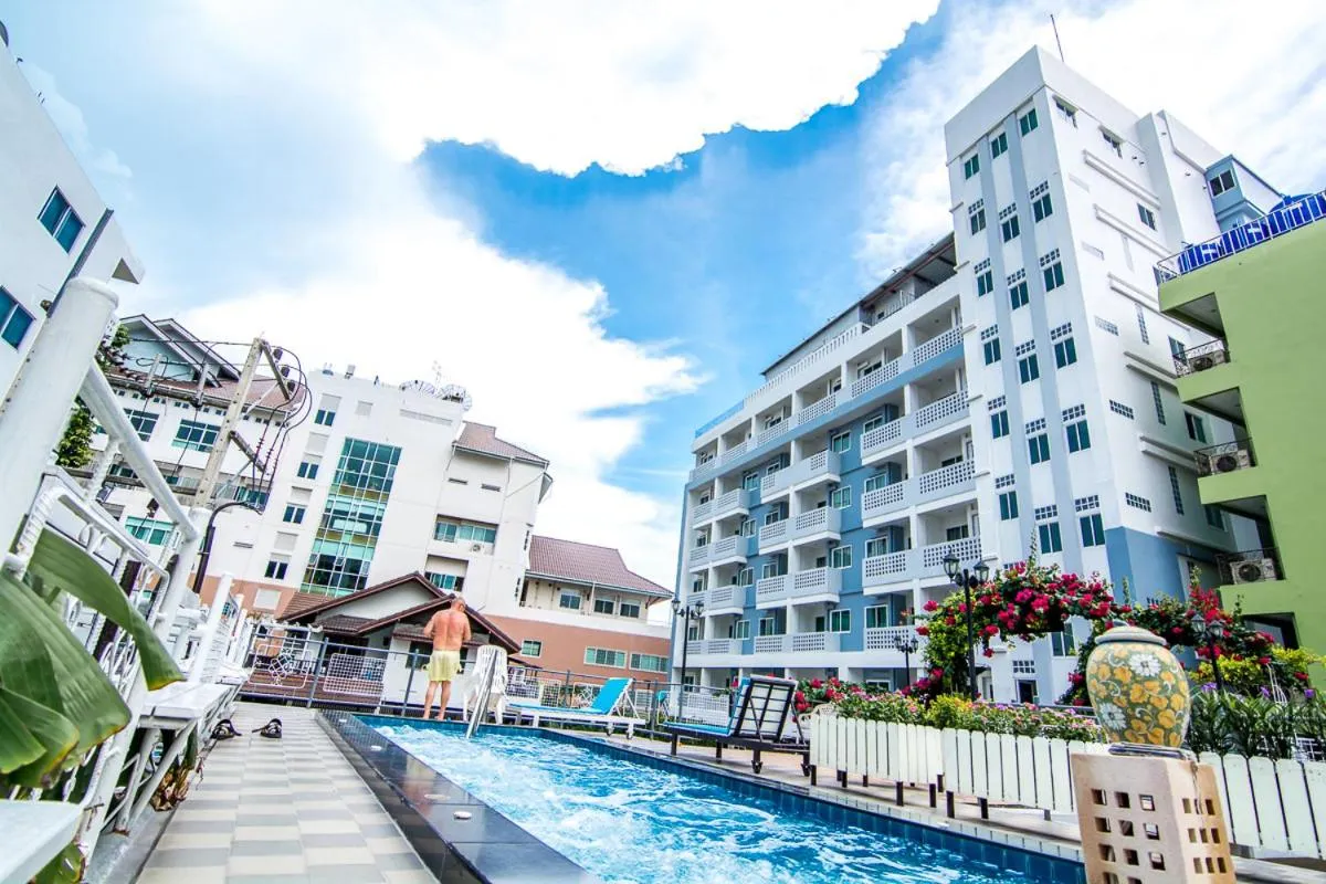 Swimming pool in Sutus Court 7