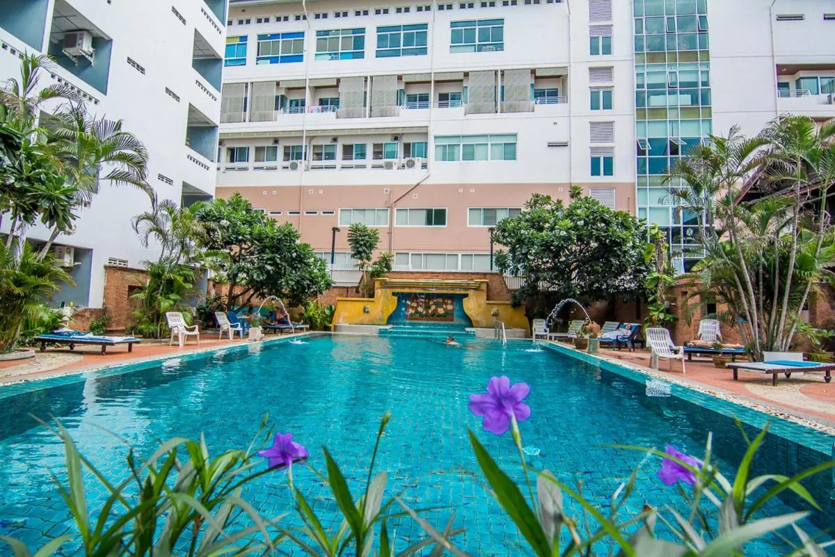 Swimming pool in Sutus Court 7