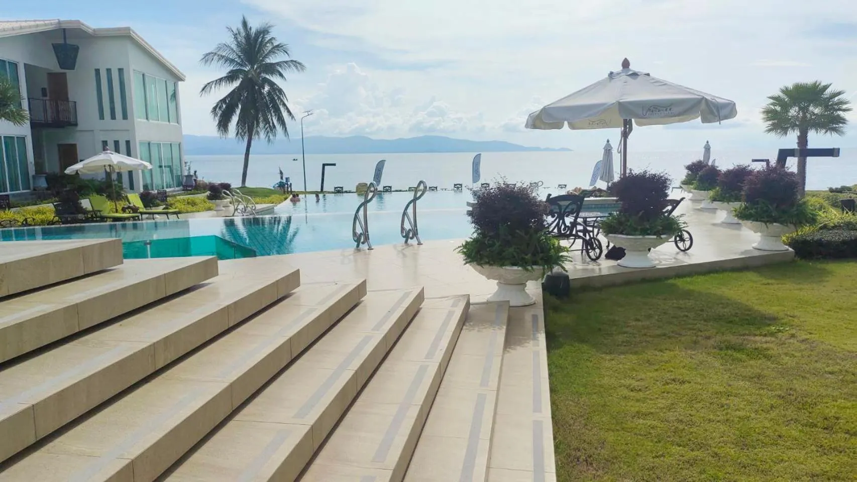 Swimming pool in Vannee Golden Sands Beachfront Resort