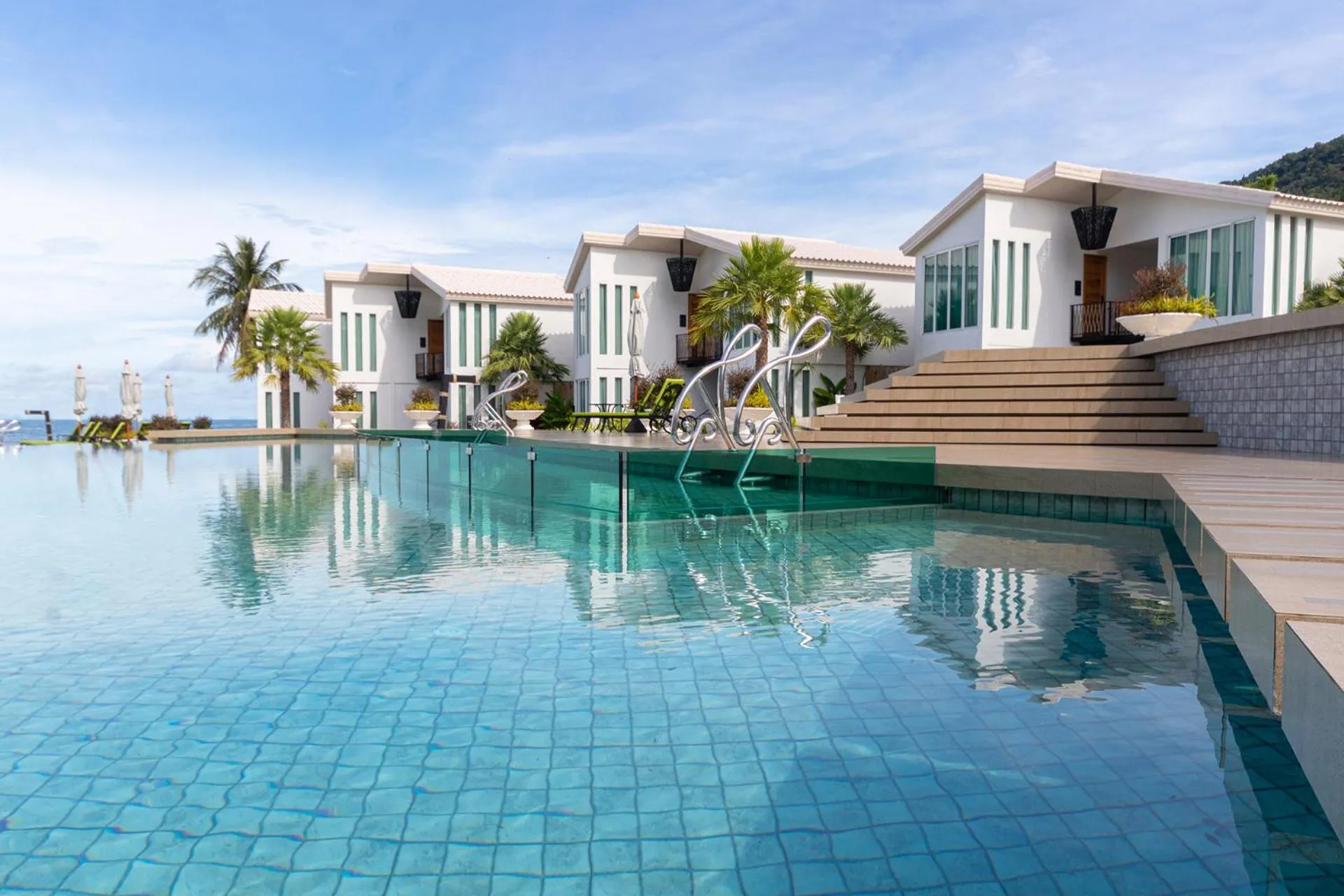Swimming pool in Vannee Golden Sands Beachfront Resort
