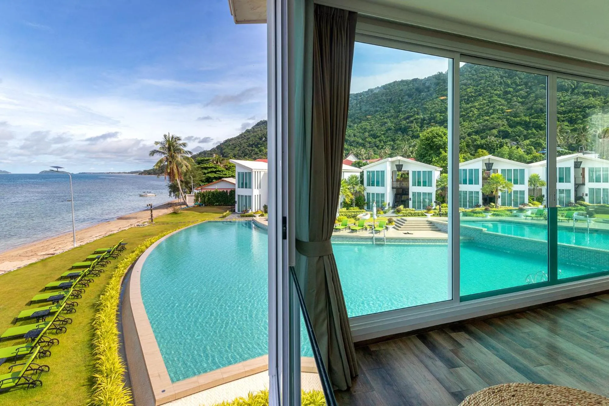 Swimming pool in Vannee Golden Sands Beachfront Resort