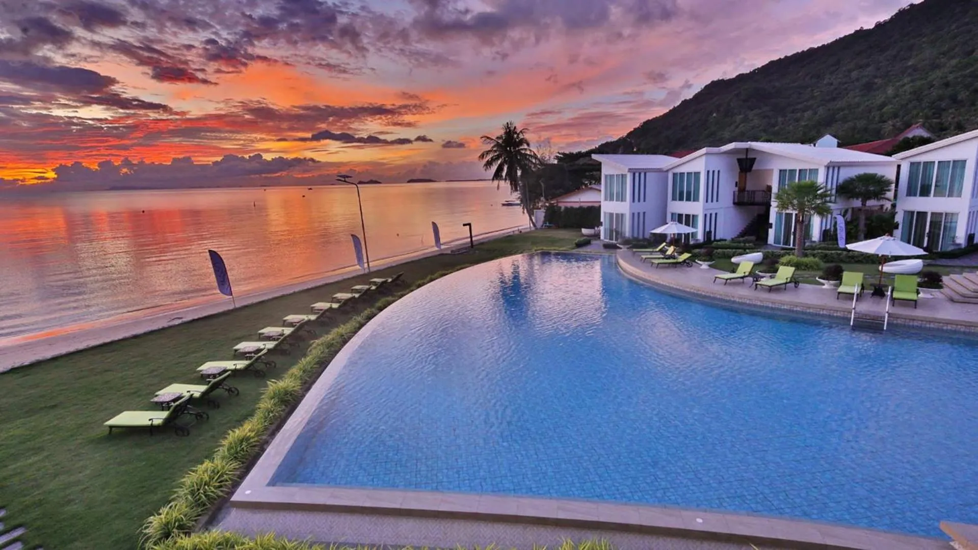 Swimming pool in Vannee Golden Sands Beachfront Resort