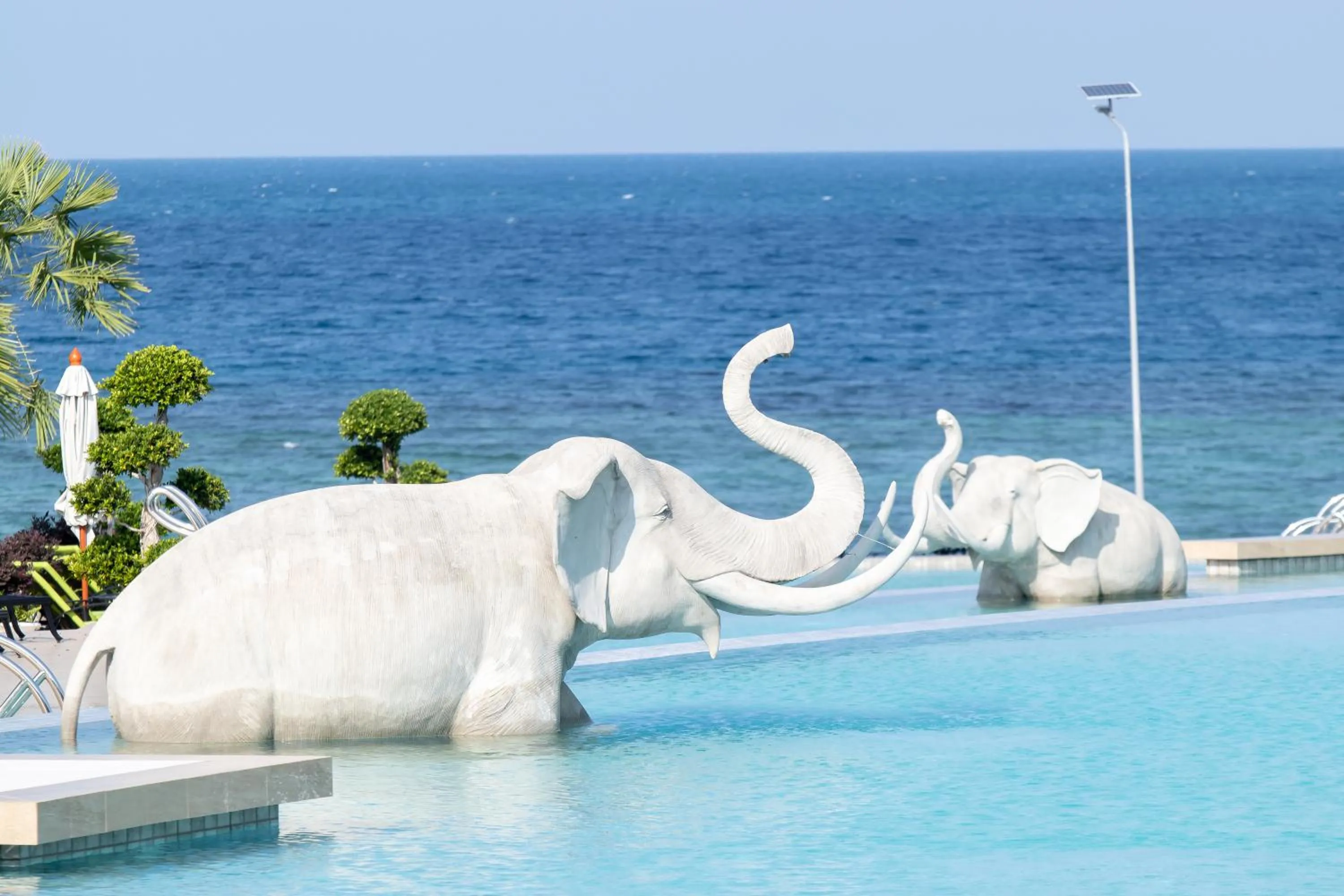 Swimming pool in Vannee Golden Sands Beachfront Resort