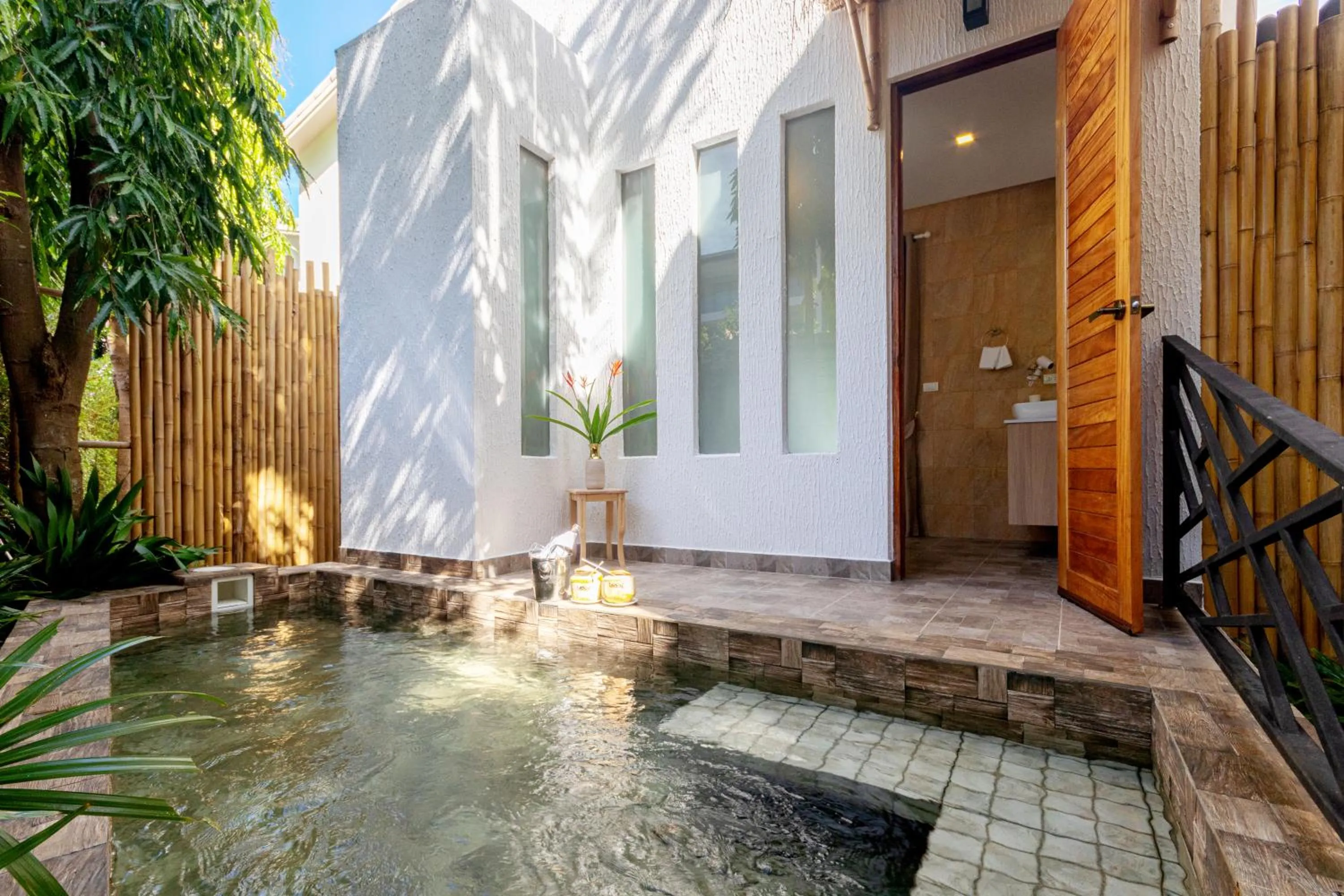 Swimming pool in Vannee Golden Sands Beachfront Resort
