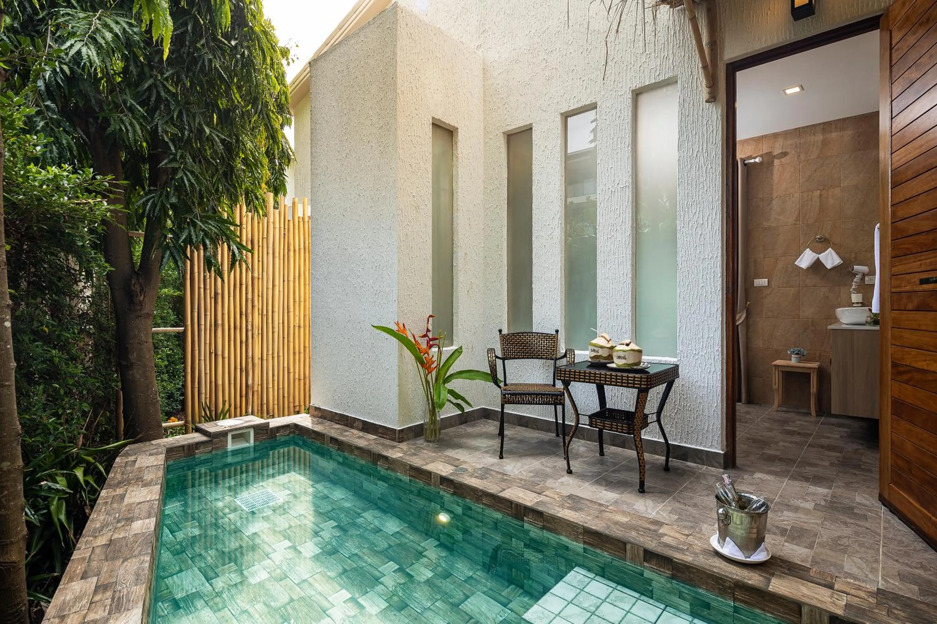 Swimming pool in Vannee Golden Sands Beachfront Resort