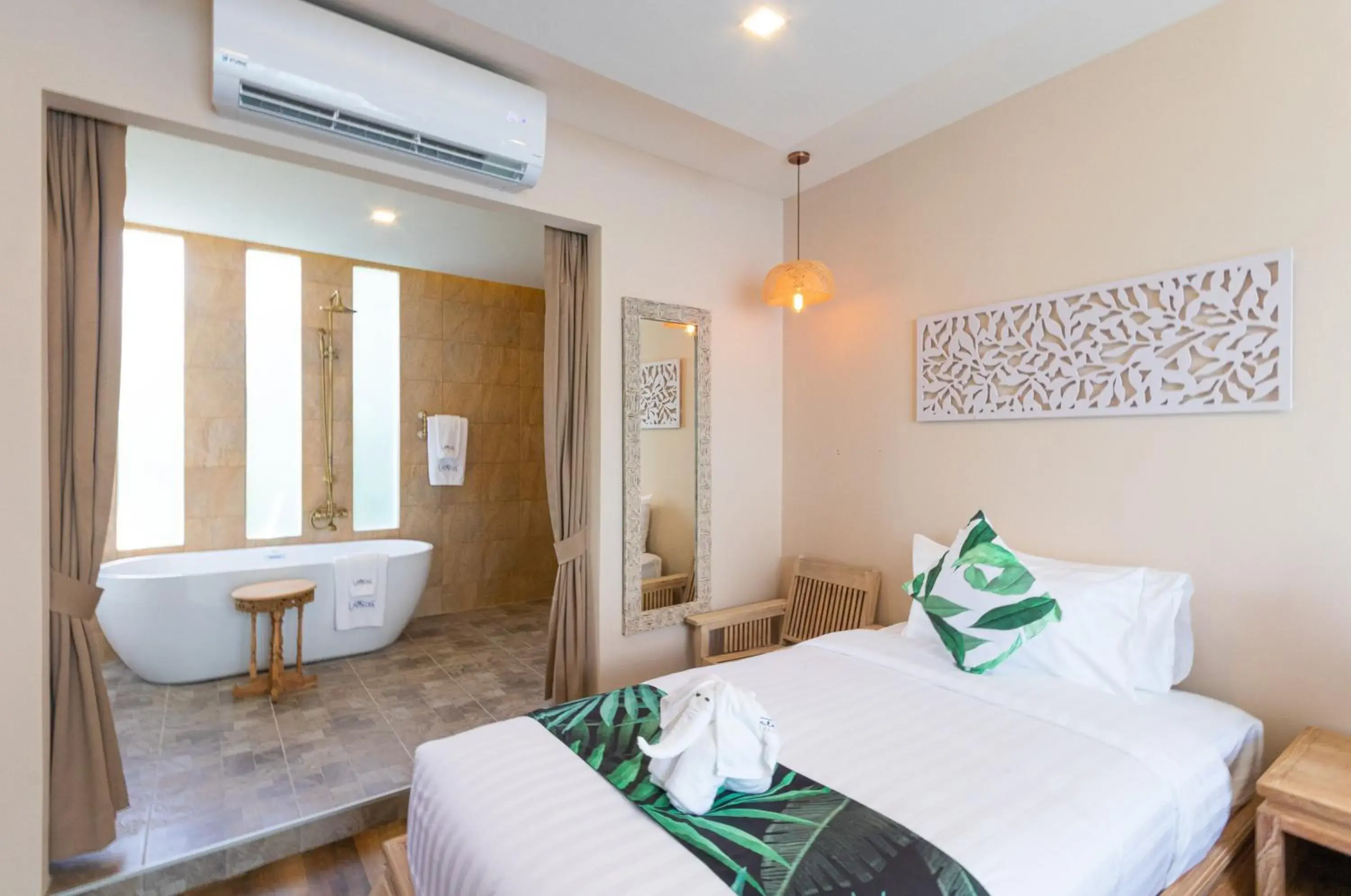Bedroom, Bed in Vannee Golden Sands Beachfront Resort Bedroom, Bed in Vannee Golden Sands Beachfront Resort
