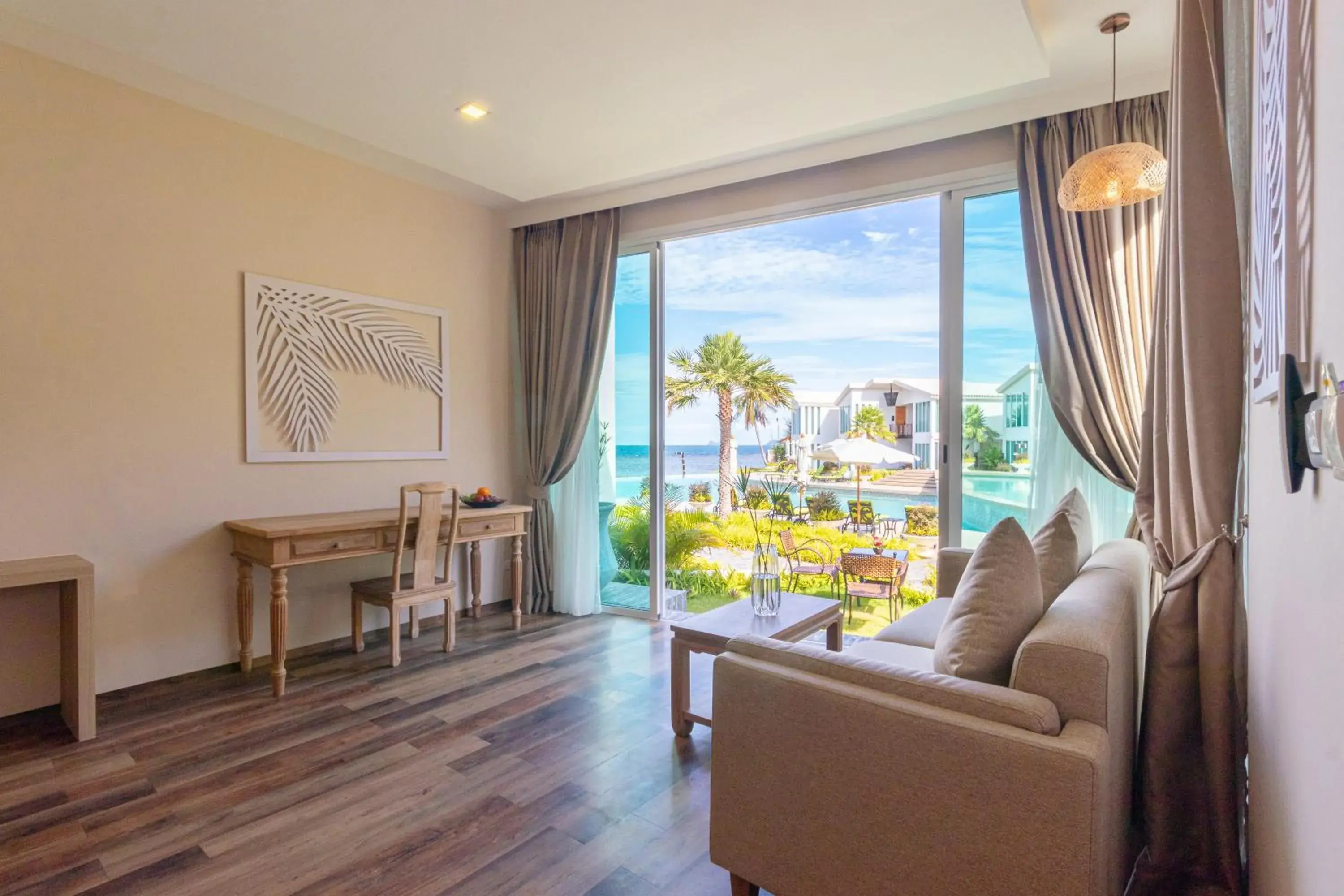Living room in Vannee Golden Sands Beachfront Resort Living room in Vannee Golden Sands Beachfront Resort
