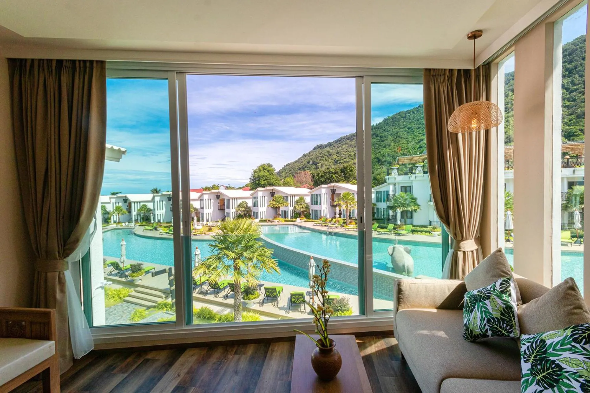 Living room in Vannee Golden Sands Beachfront Resort