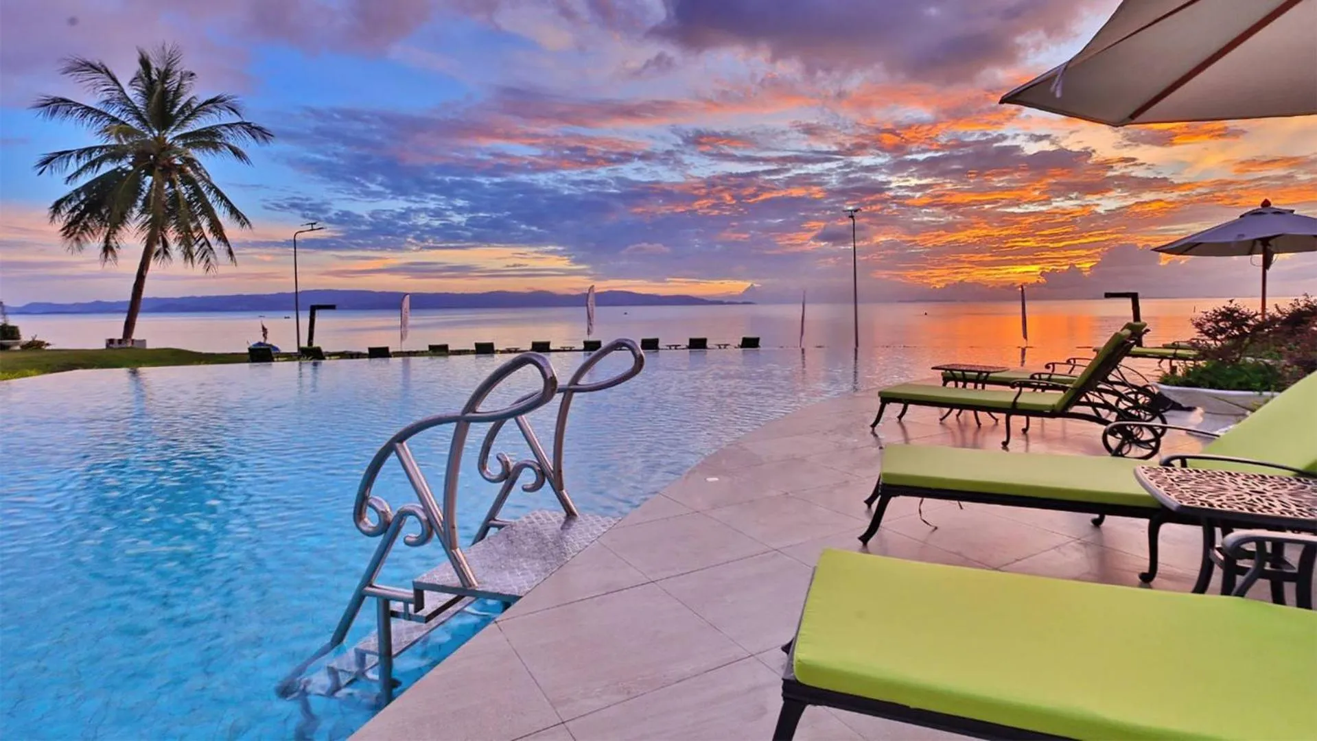 Swimming pool in Vannee Golden Sands Beachfront Resort