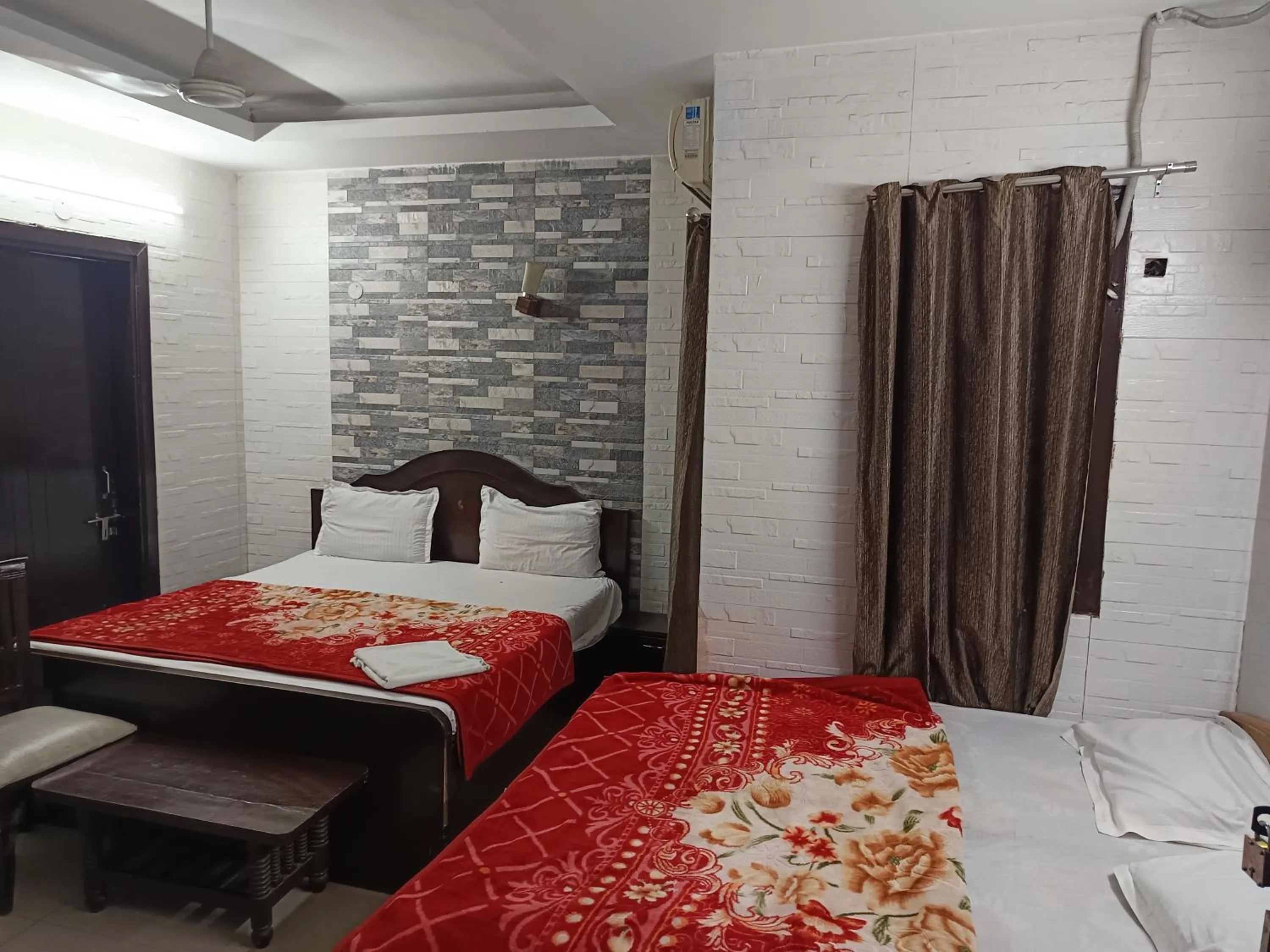 Bedroom, Bed in Hotel White Palace,Nizamuddin Railway Station