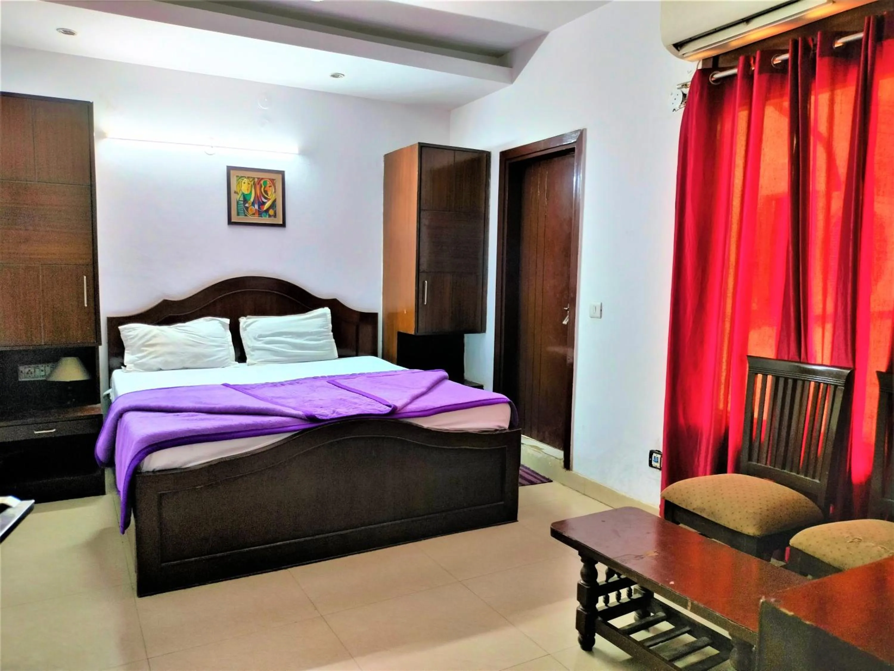 Bed in Hotel White Palace,Nizamuddin Railway Station