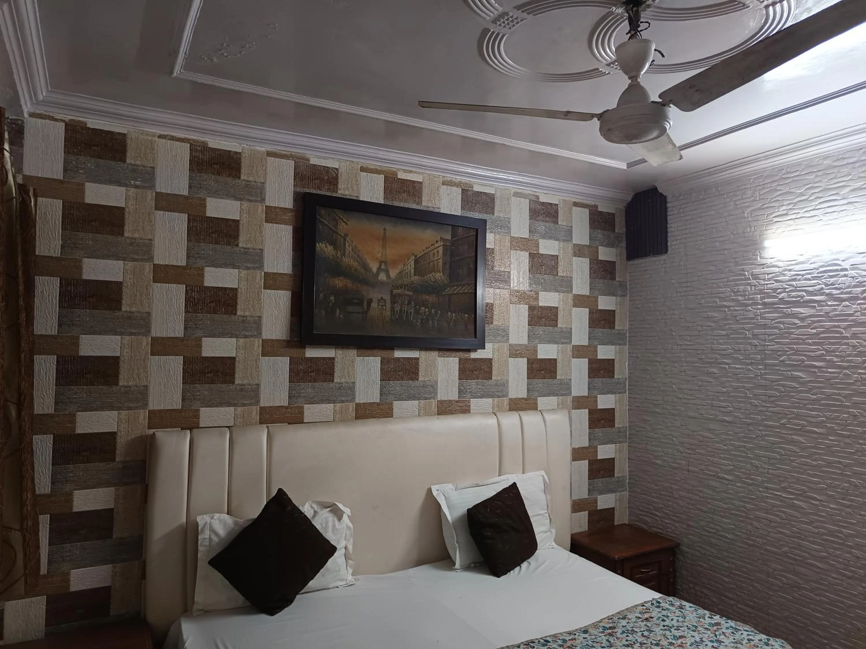 View (from property/room), Bed in Hotel White Palace,Nizamuddin Railway Station