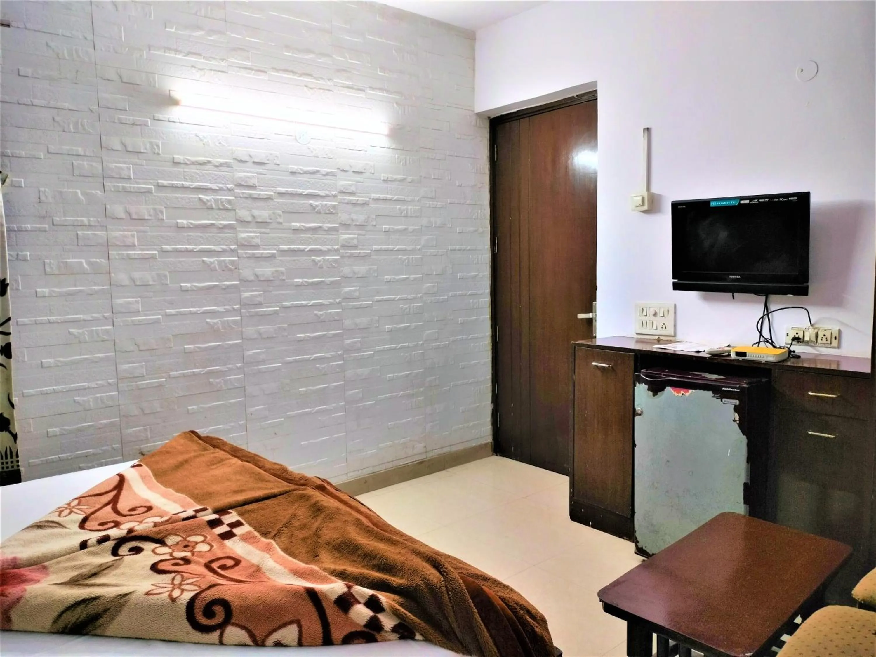 TV and multimedia, Bed in Hotel White Palace,Nizamuddin Railway Station