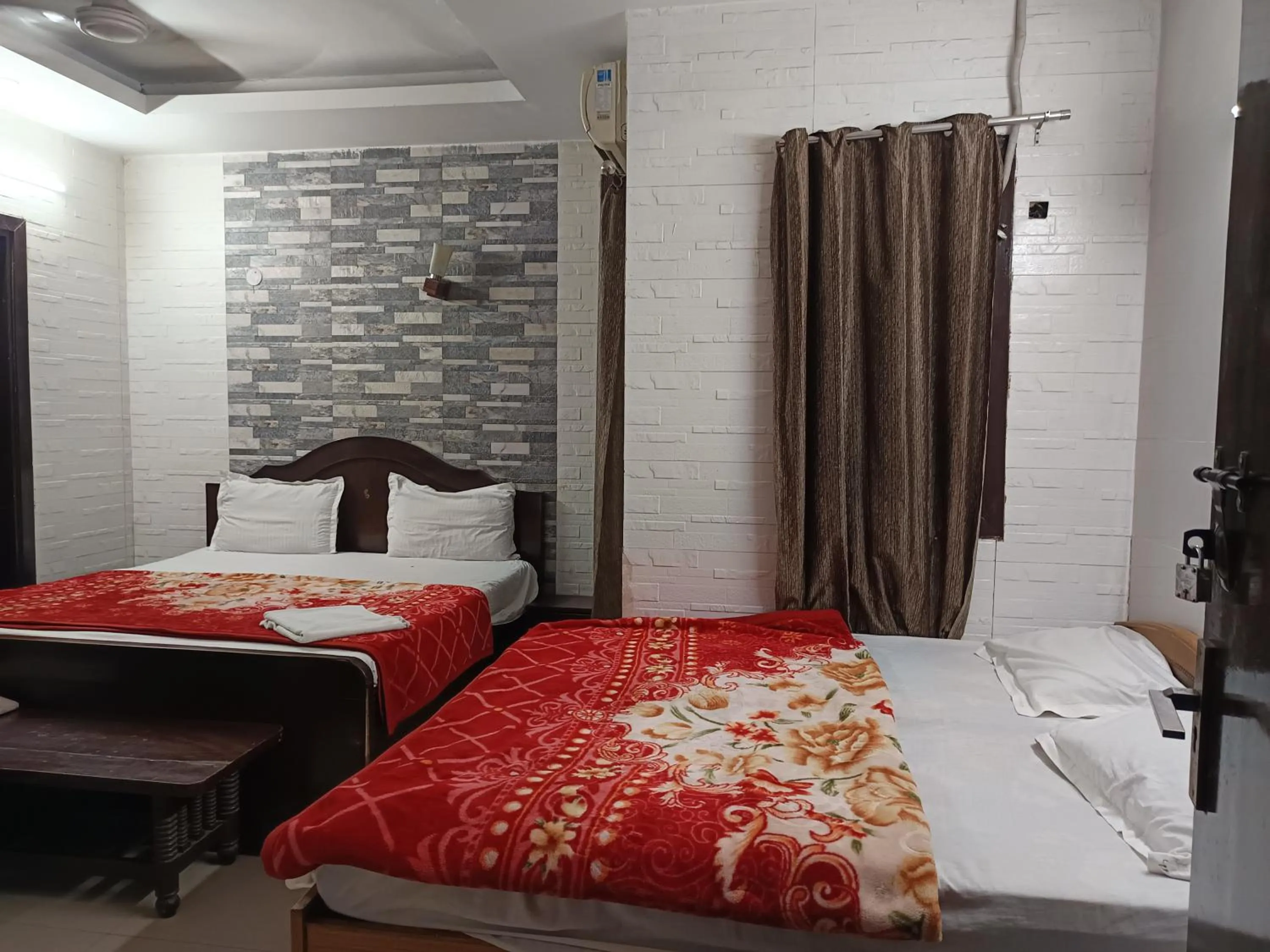 Bedroom, Bed in Hotel White Palace,Nizamuddin Railway Station