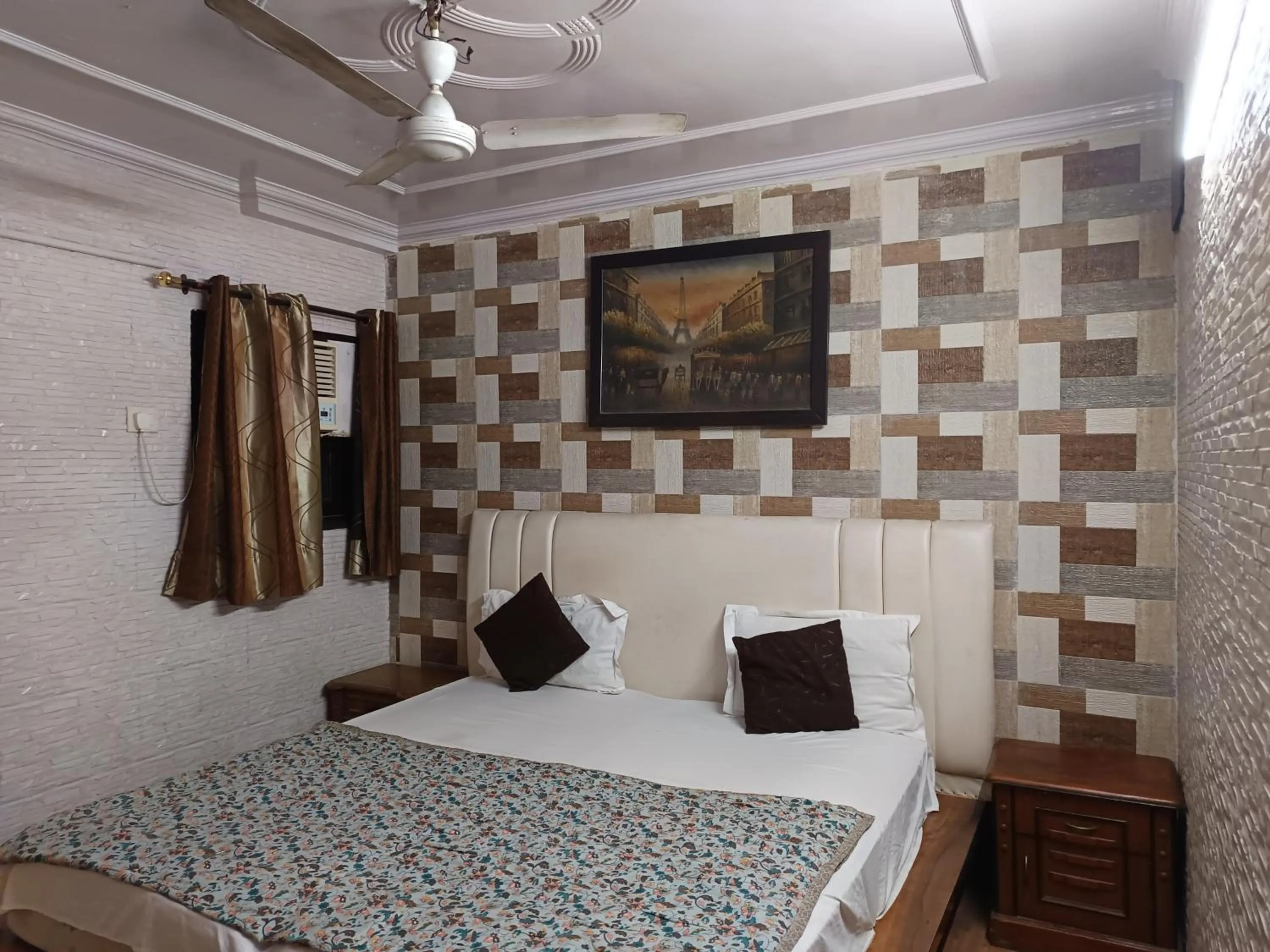 Bedroom, Bed in Hotel White Palace,Nizamuddin Railway Station