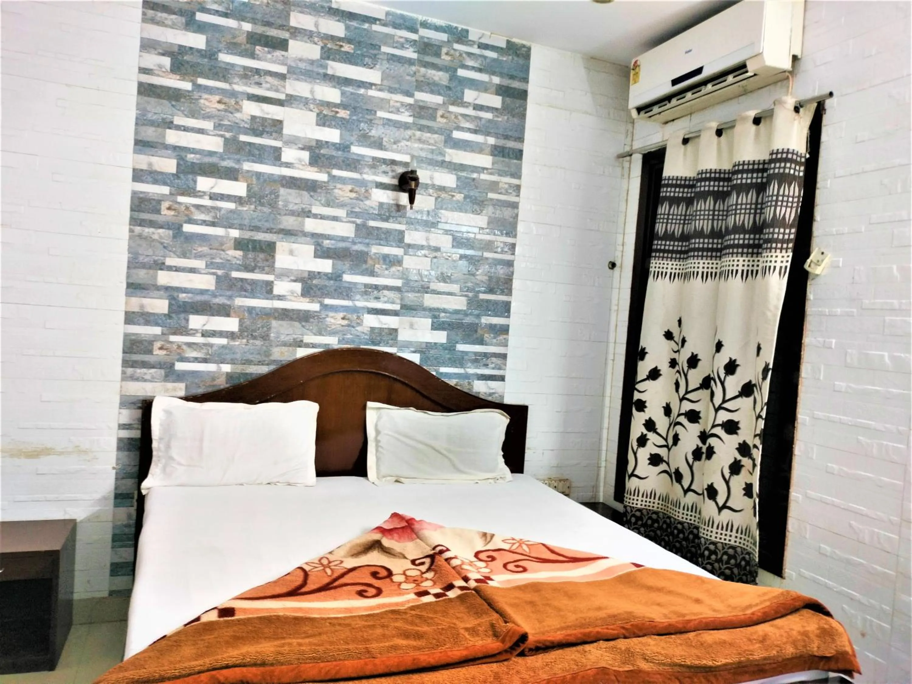 Bed in Hotel White Palace,Nizamuddin Railway Station