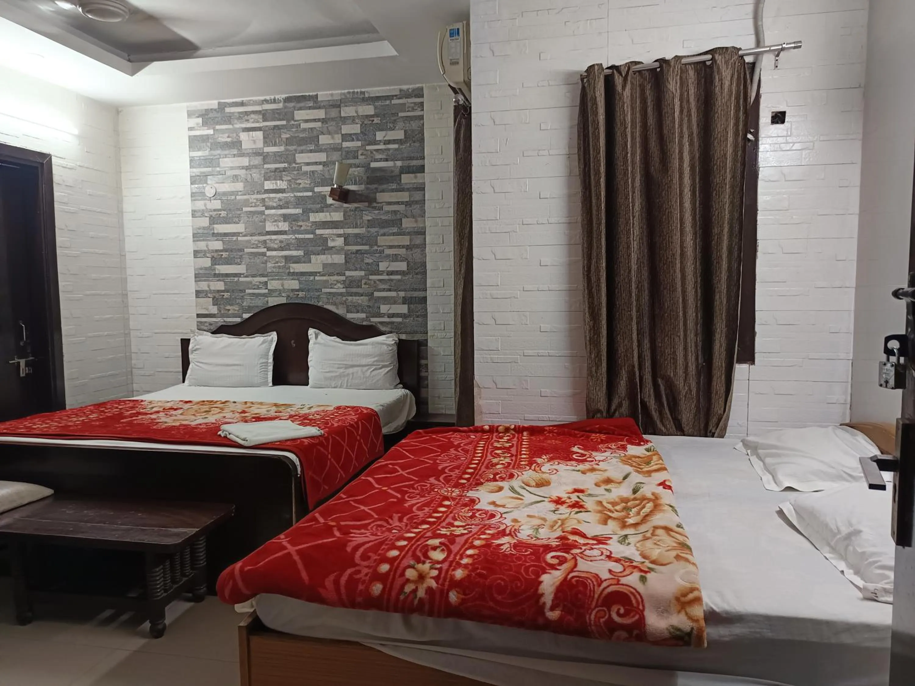Bedroom, Bed in Hotel White Palace,Nizamuddin Railway Station