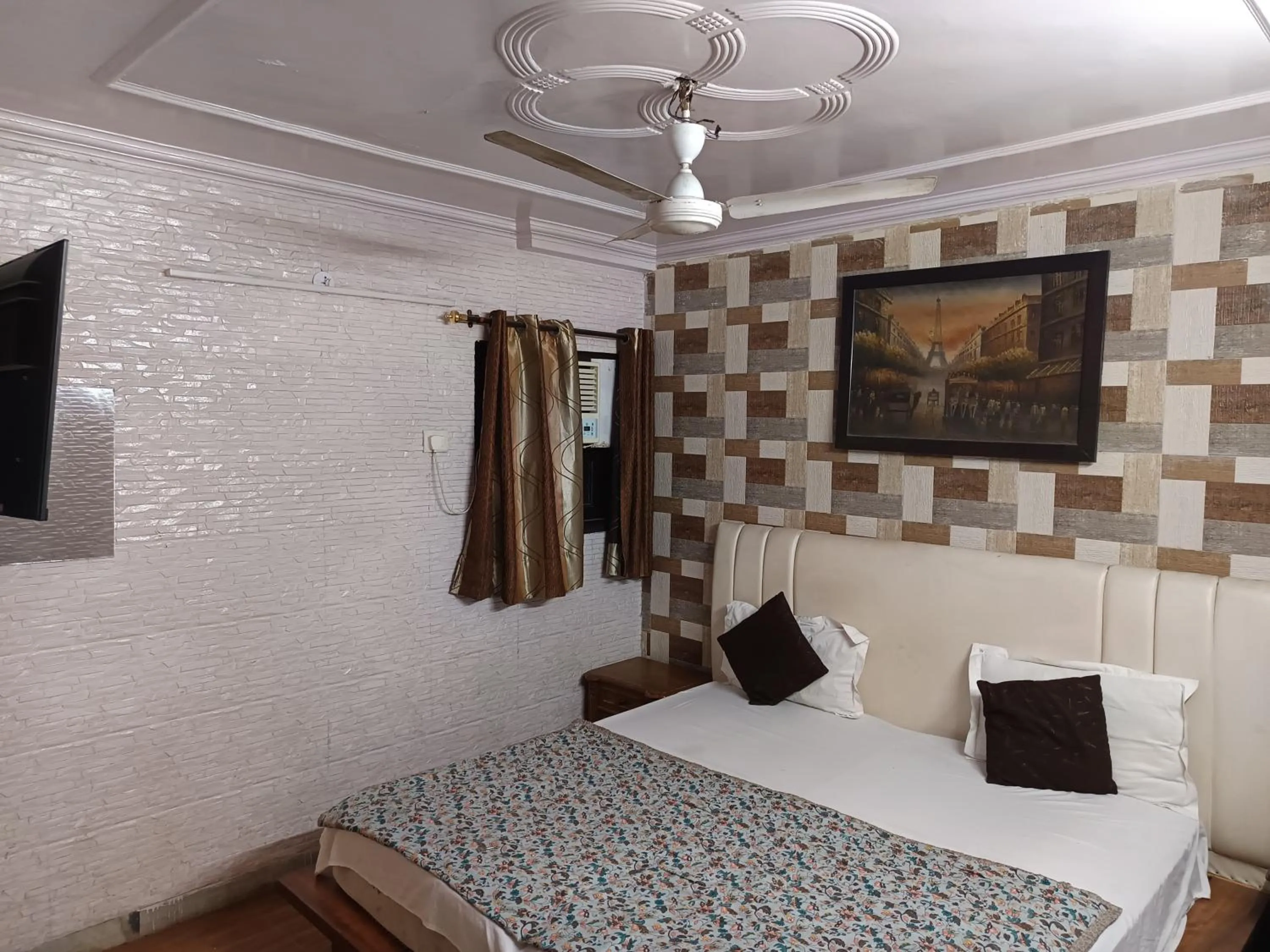 Bed in Hotel White Palace,Nizamuddin Railway Station