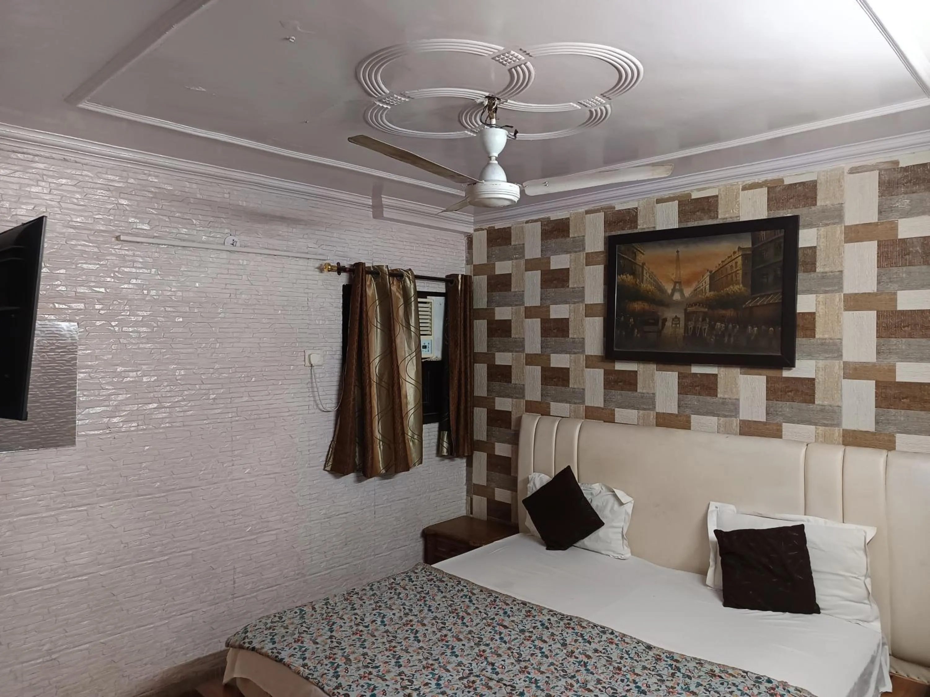 TV and multimedia, Bed in Hotel White Palace,Nizamuddin Railway Station