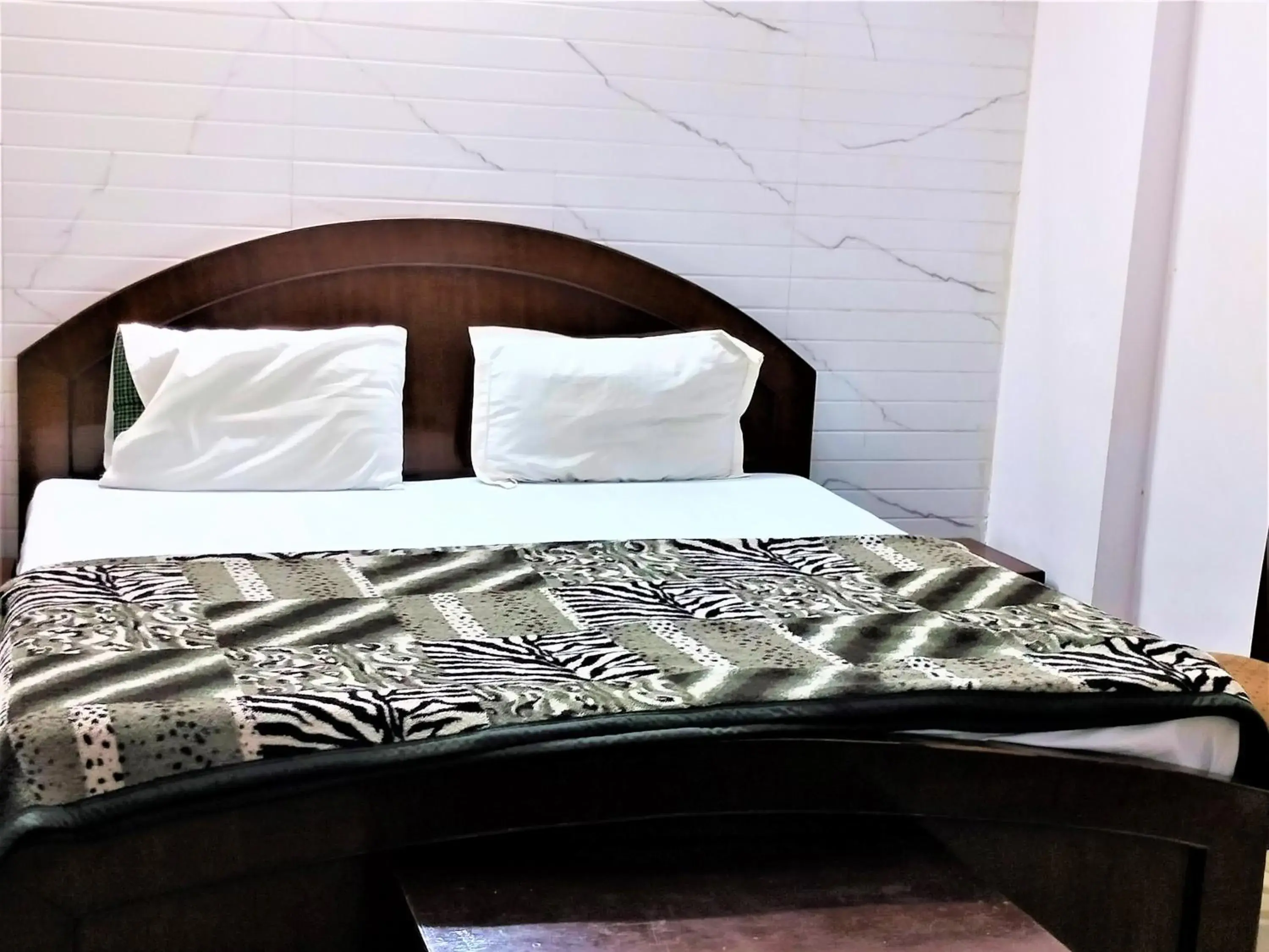 Bed in Hotel White Palace,Nizamuddin Railway Station Bed in Hotel White Palace,Nizamuddin Railway Station