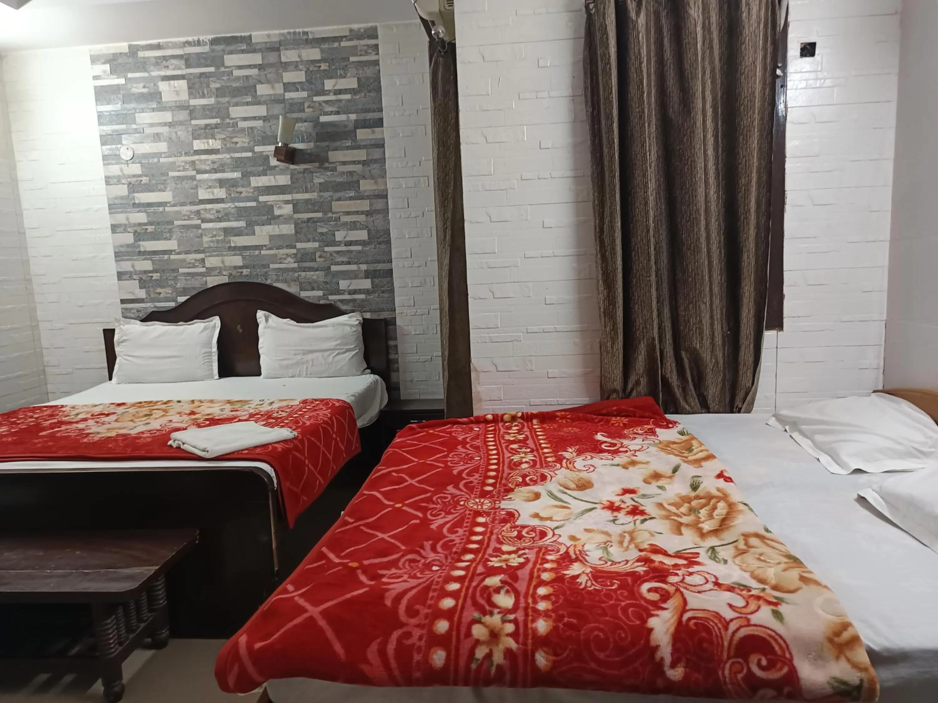 Bedroom, Bed in Hotel White Palace,Nizamuddin Railway Station