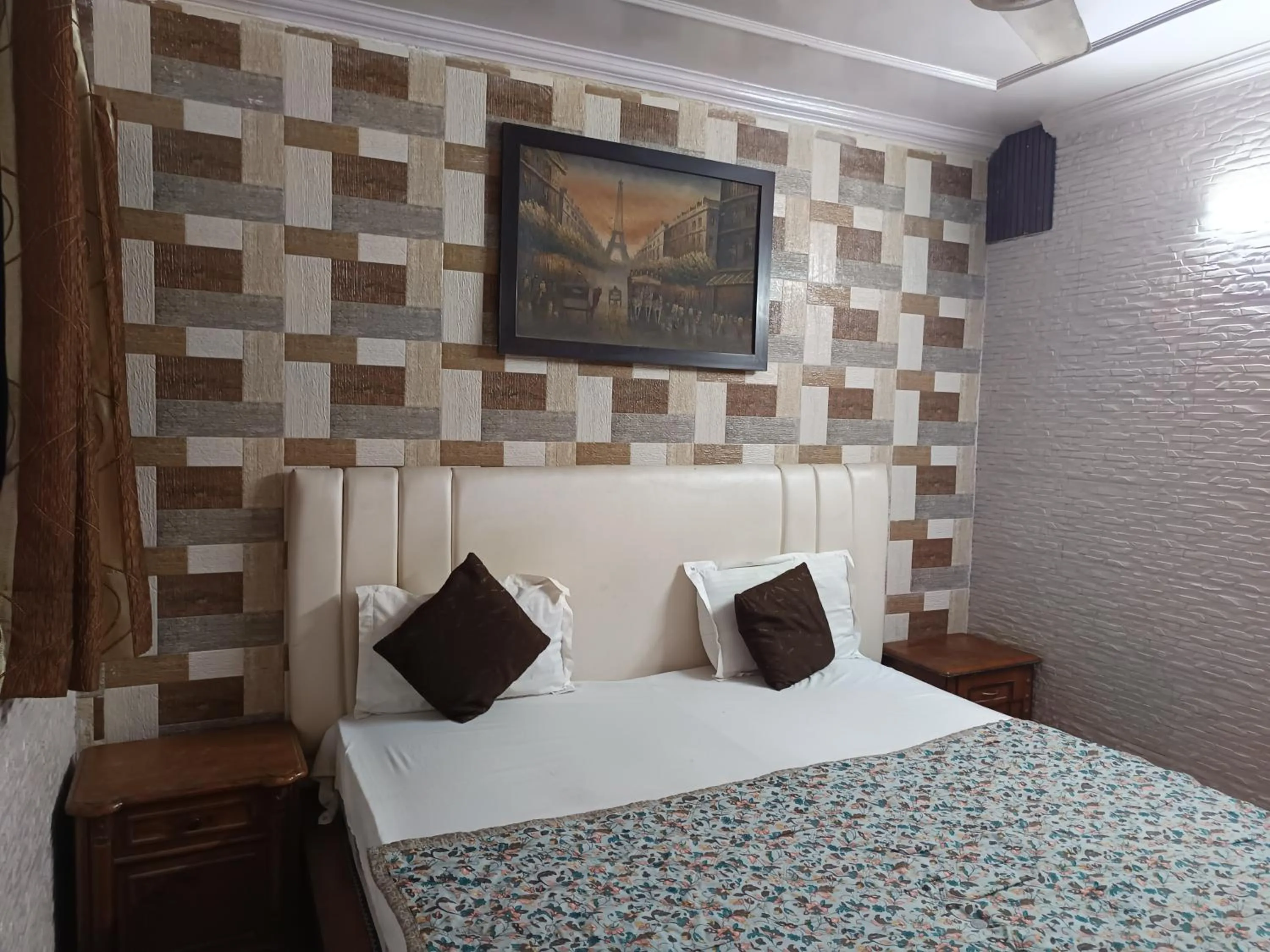 Bed in Hotel White Palace,Nizamuddin Railway Station
